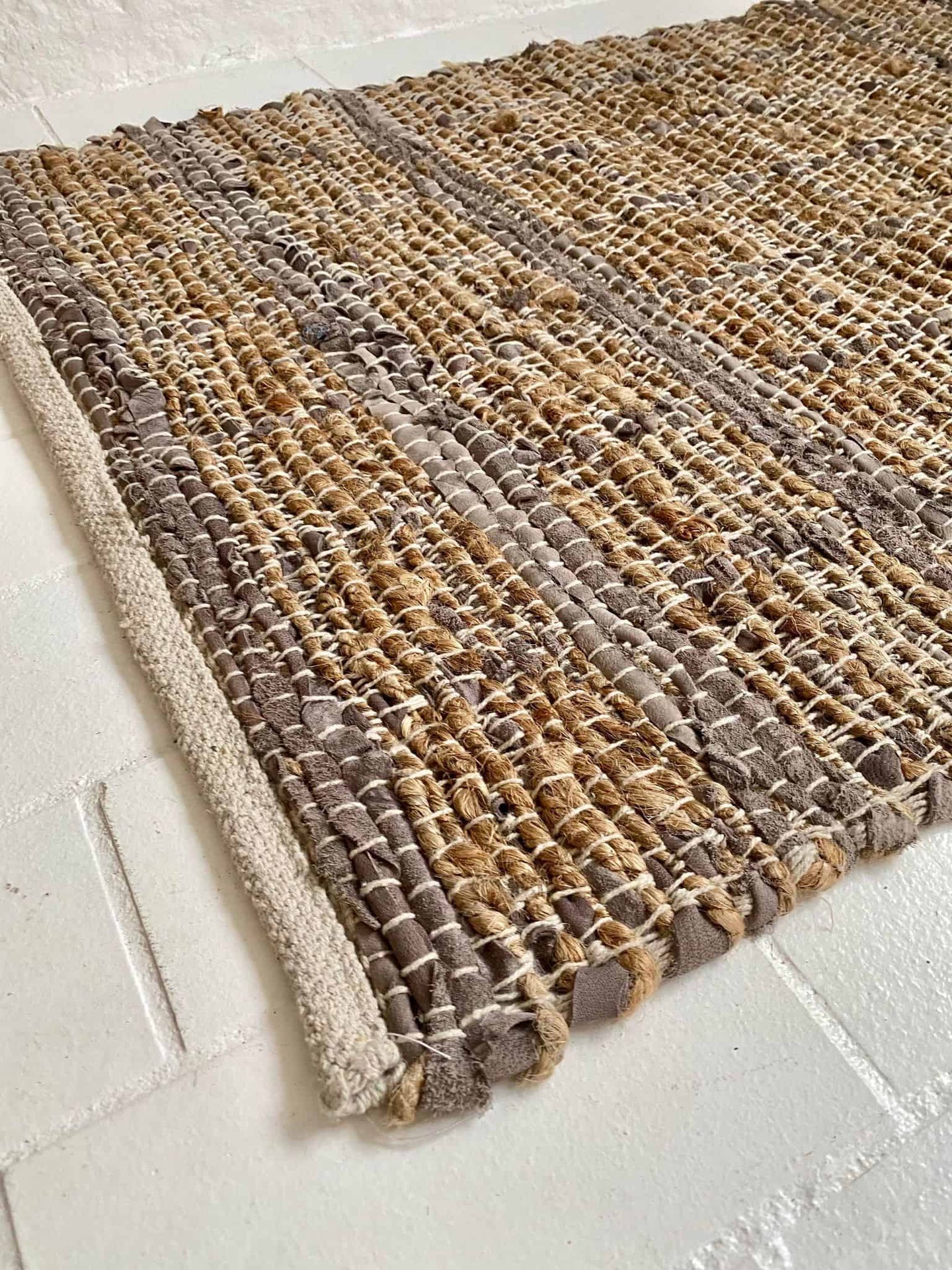 Gulvtæppe i flettet skind og jute - Beige 70x140cm - VIAMAJA.DK