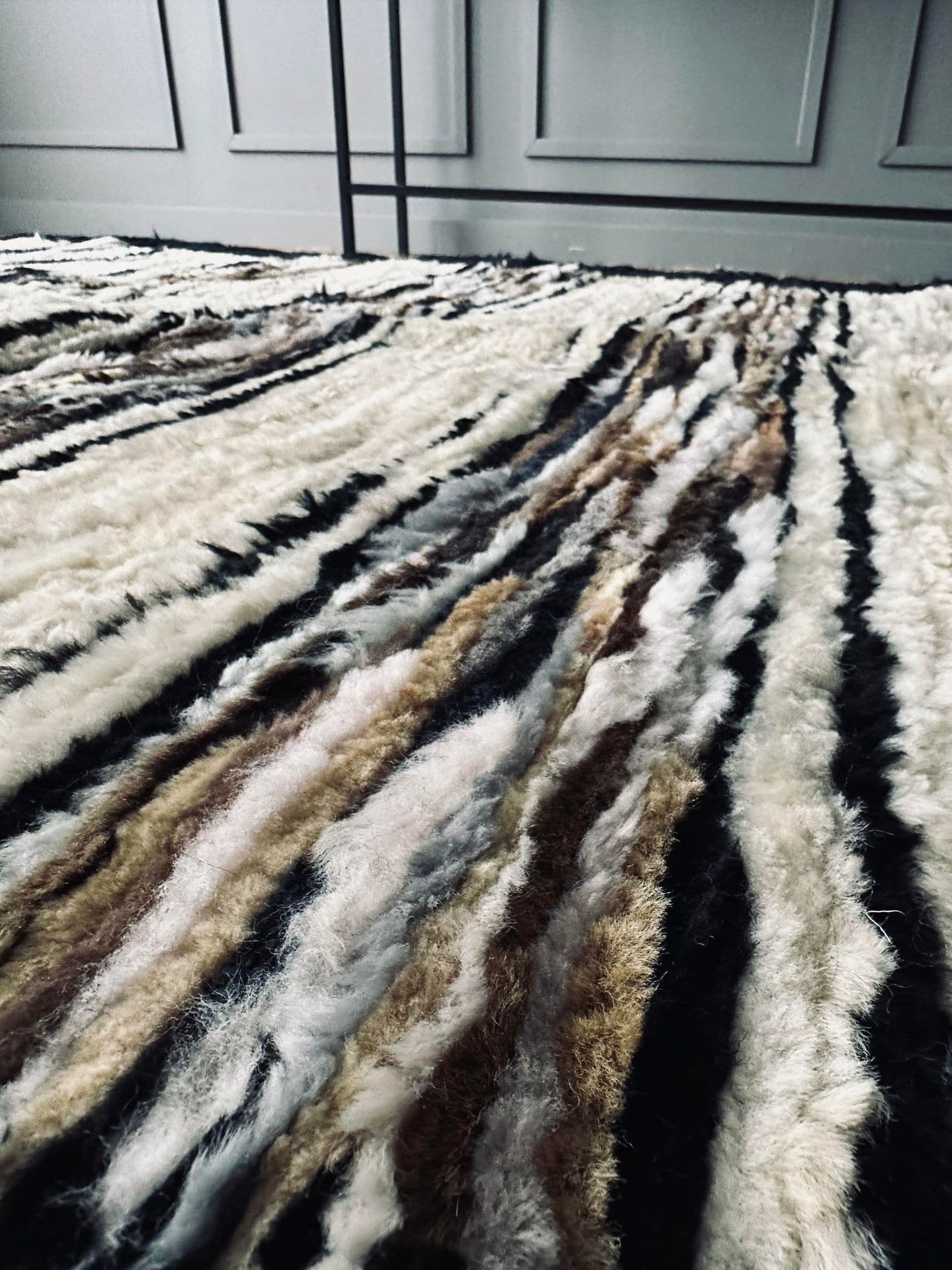 Gulvtæppe i lammeskind - Sort kant - VIAMAJA.DK