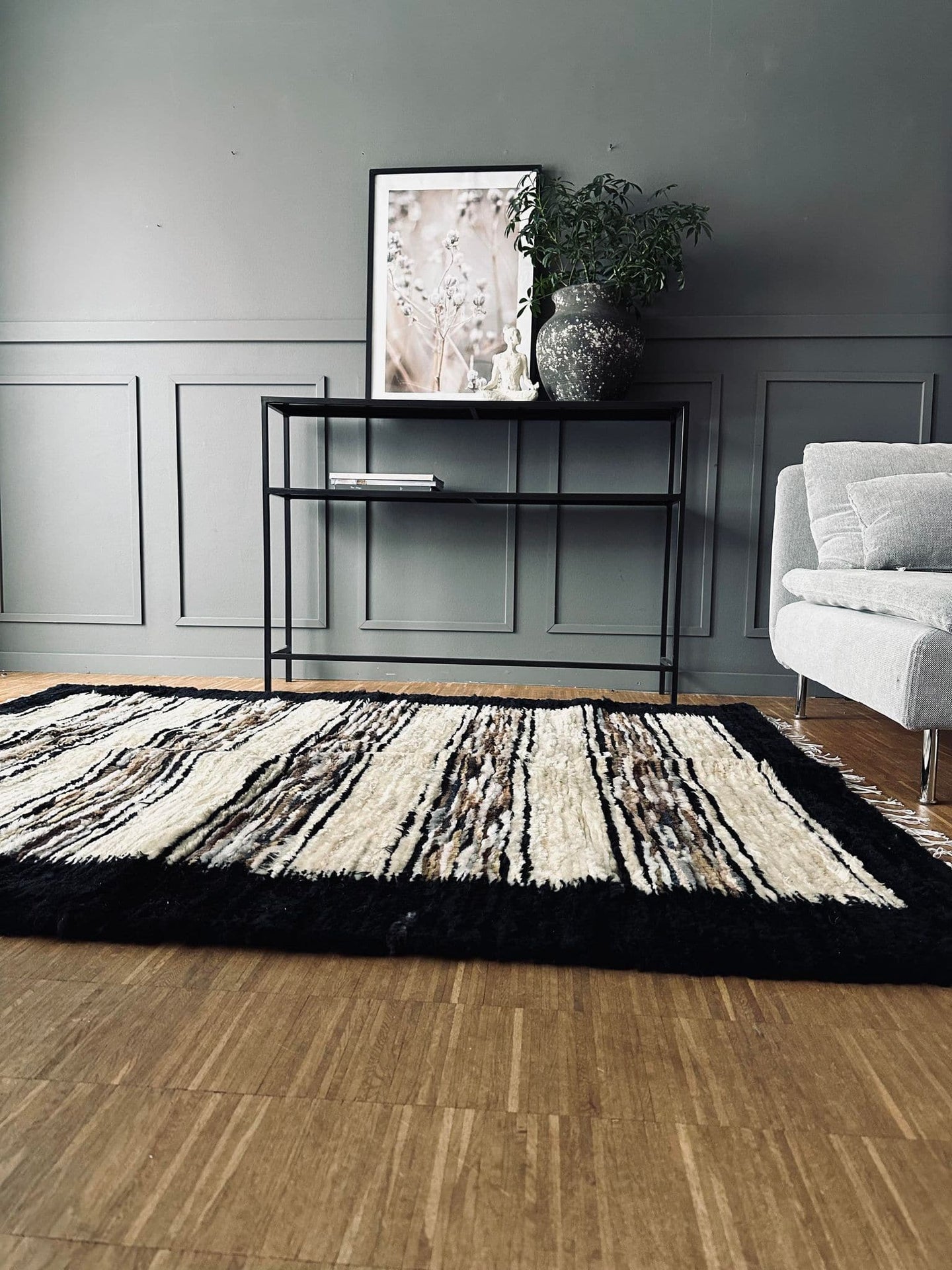Gulvtæppe i lammeskind - Sort kant - VIAMAJA.DK