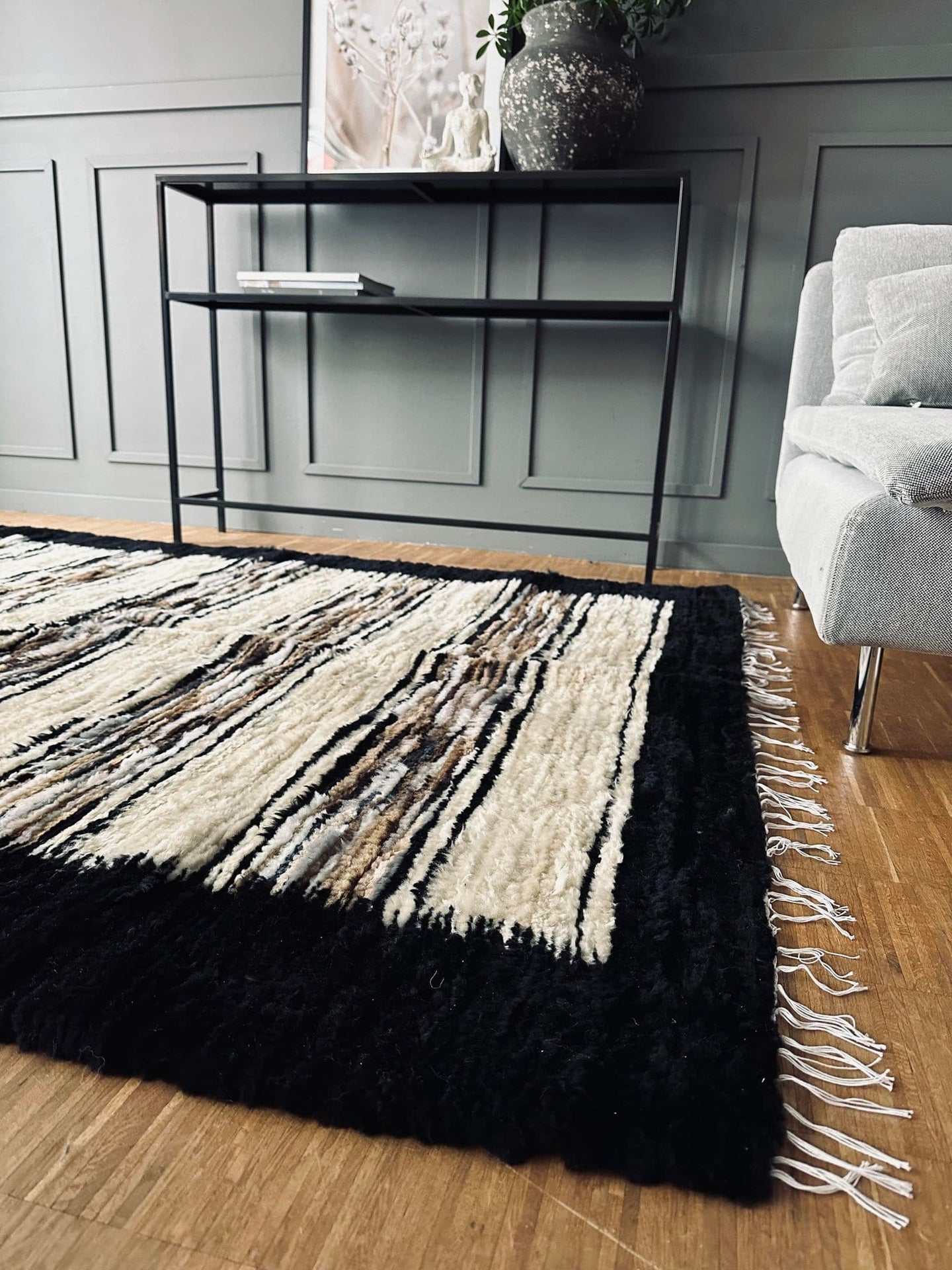Gulvtæppe i lammeskind - Sort kant - VIAMAJA.DK