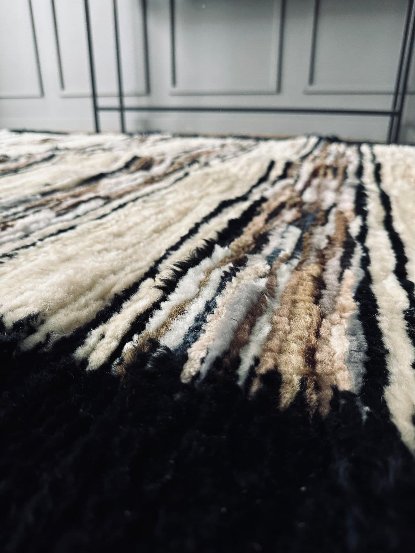Gulvtæppe i lammeskind - Sort kant - VIAMAJA.DK