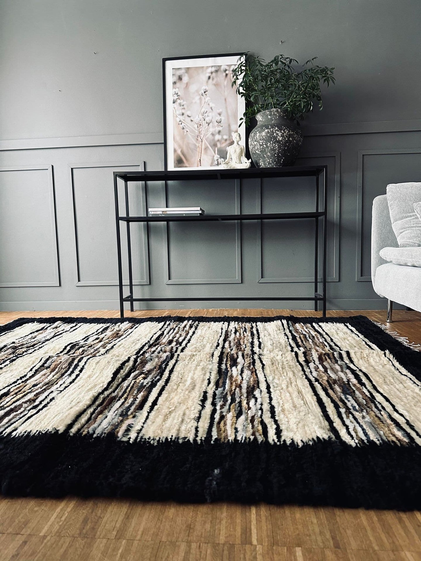 Gulvtæppe i lammeskind - Sort kant - VIAMAJA.DK