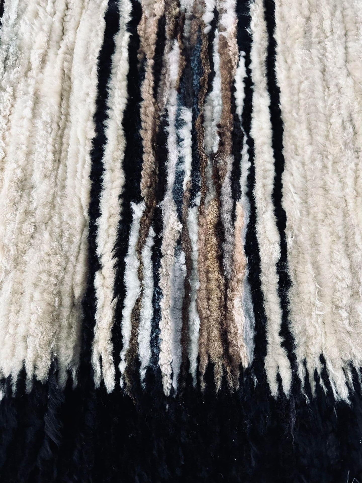 Gulvtæppe i lammeskind - Sort kant - VIAMAJA.DK