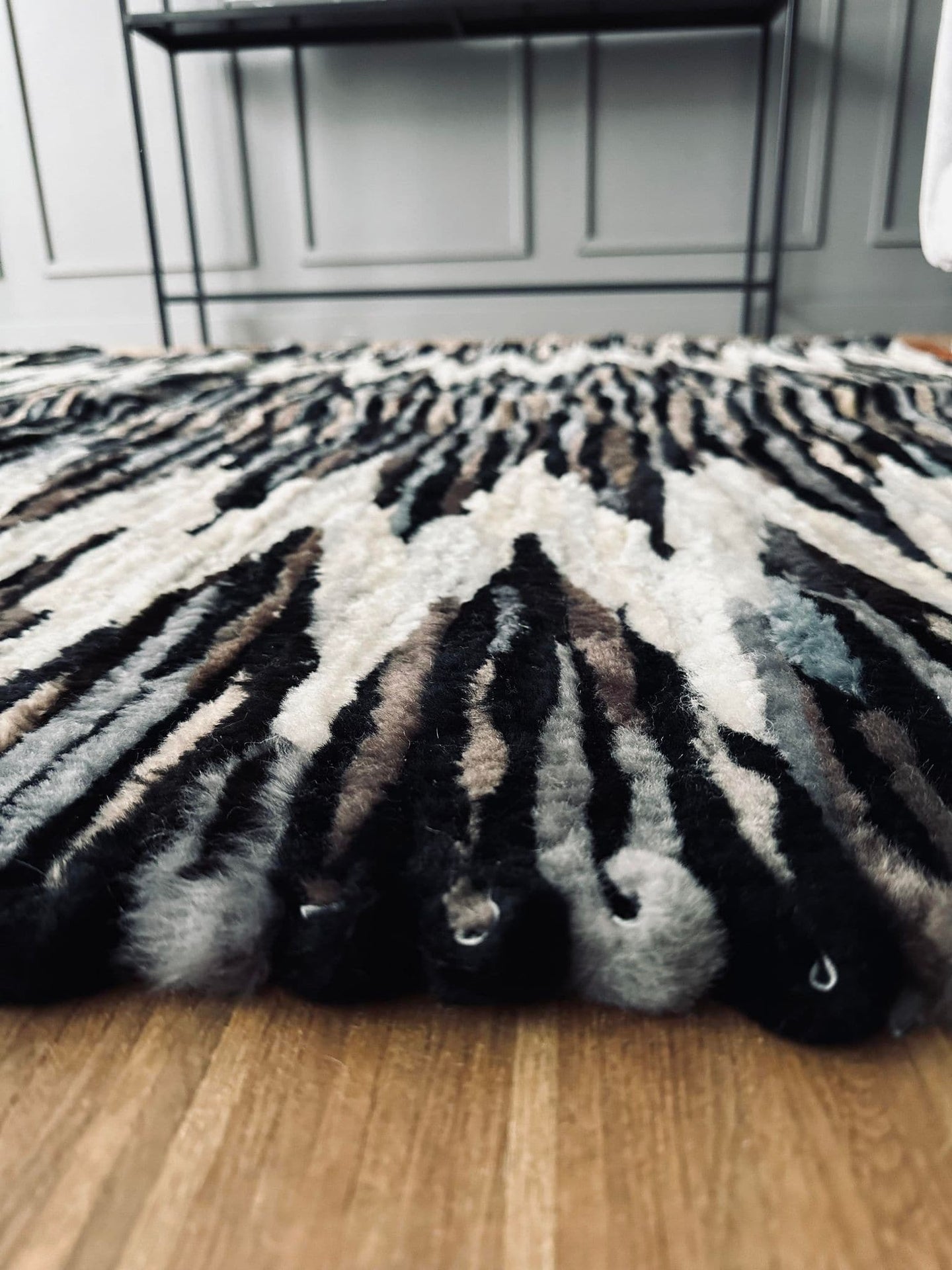 Gulvtæppe i lammeskind - ZigZag - VIAMAJA.DK