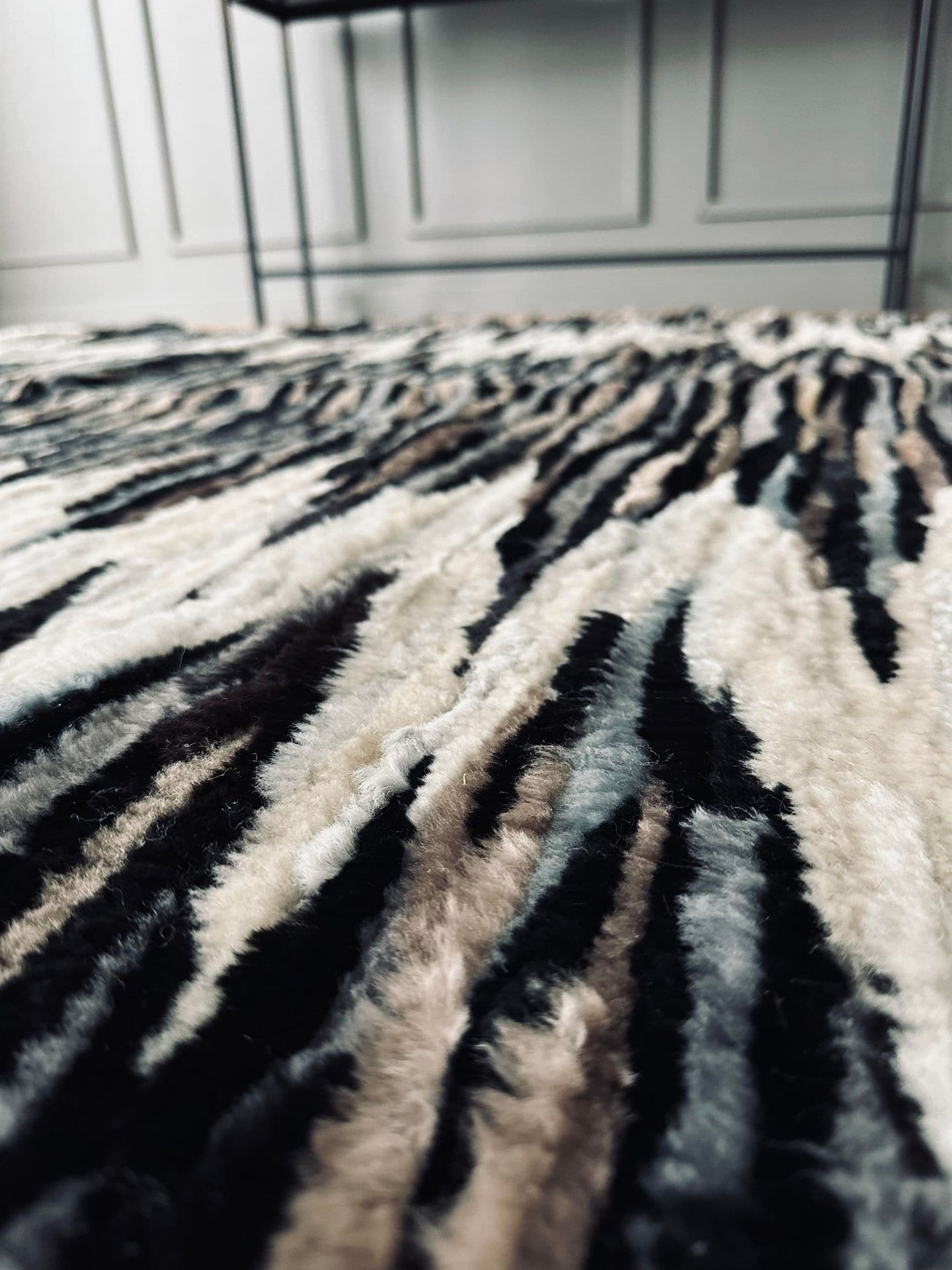 Gulvtæppe i lammeskind - ZigZag - VIAMAJA.DK