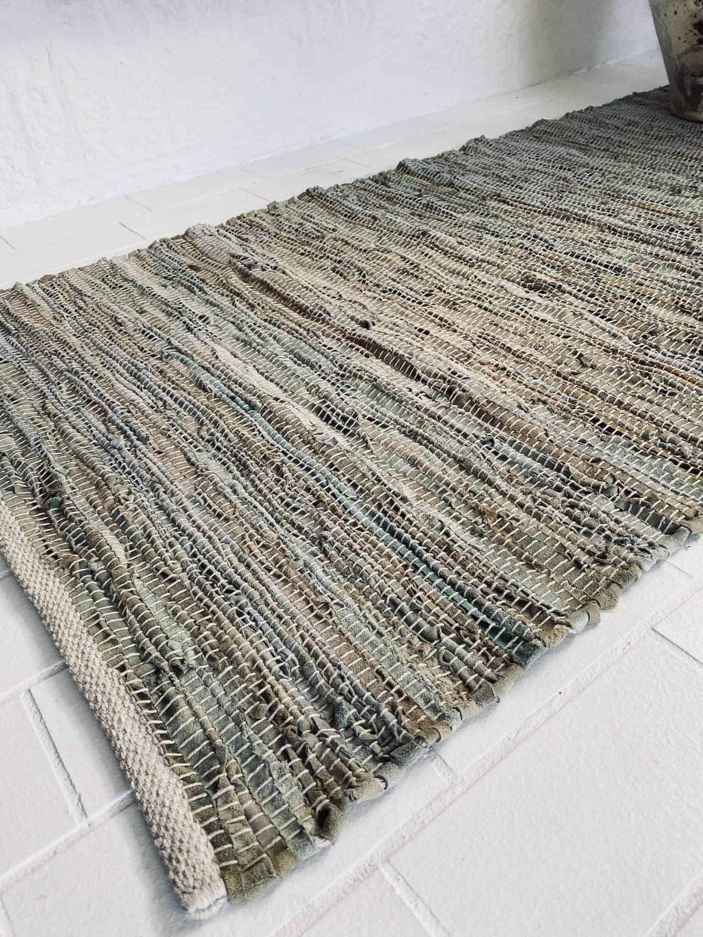 Gulvtæppe i skind – Duset grøn - 70×140 - VIAMAJA.DK