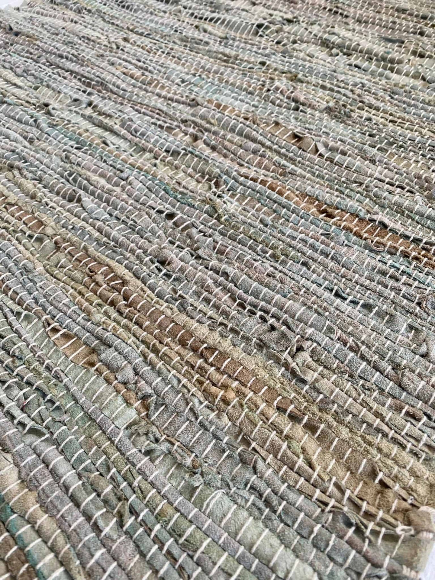 Gulvtæppe i skind – Duset grøn 70×200 - VIAMAJA.DK