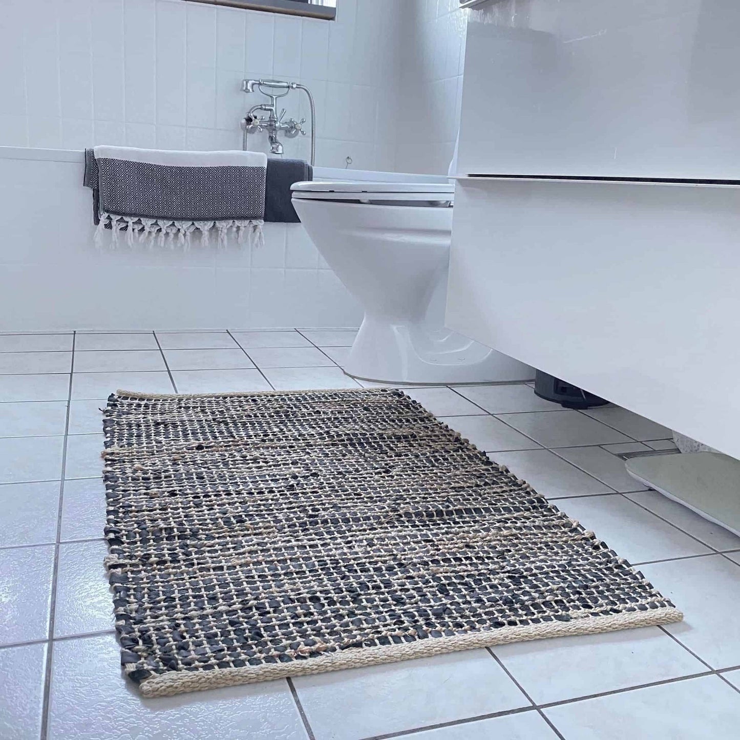 Gulvtæppe i skind og jute / bademåtte – 60x90cm - VIAMAJA.DK