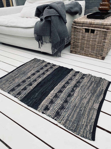 Gulvtæppe i skind – Sort mønster – 60x90cm - VIAMAJA.DK