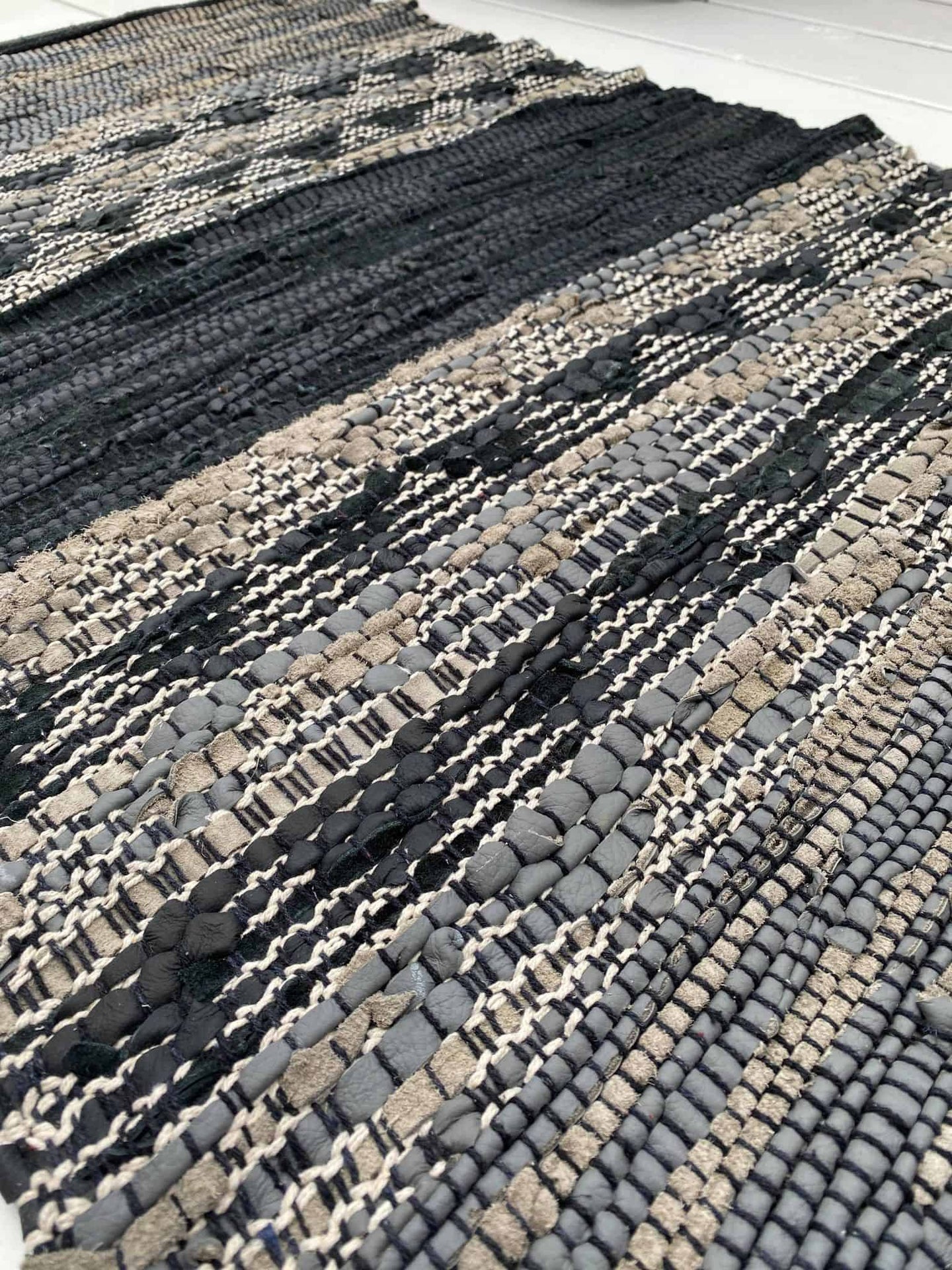 Gulvtæppe i skind – Sort mønster – 60x90cm - VIAMAJA.DK