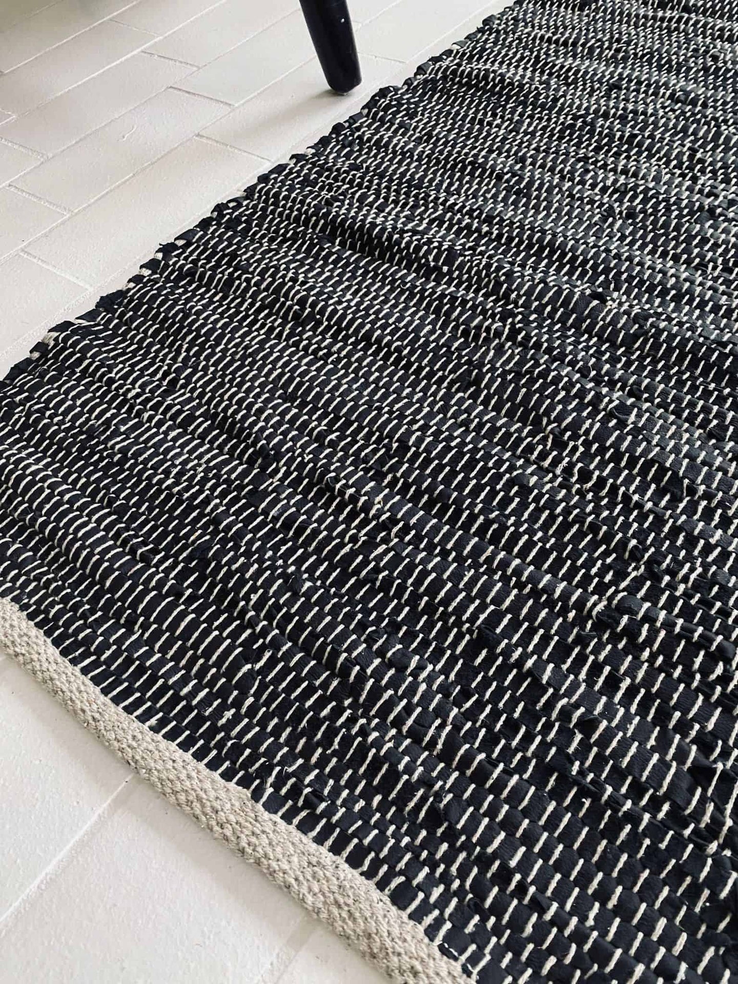 Gulvtæppe i sort skind med hvid tråd - 60x90cm - VIAMAJA.DK