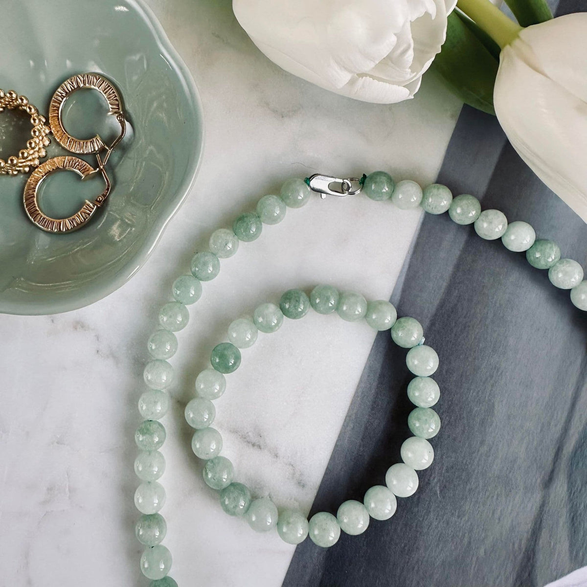 Halsband Mary Jade gröna pärlor på grå och vit bricka