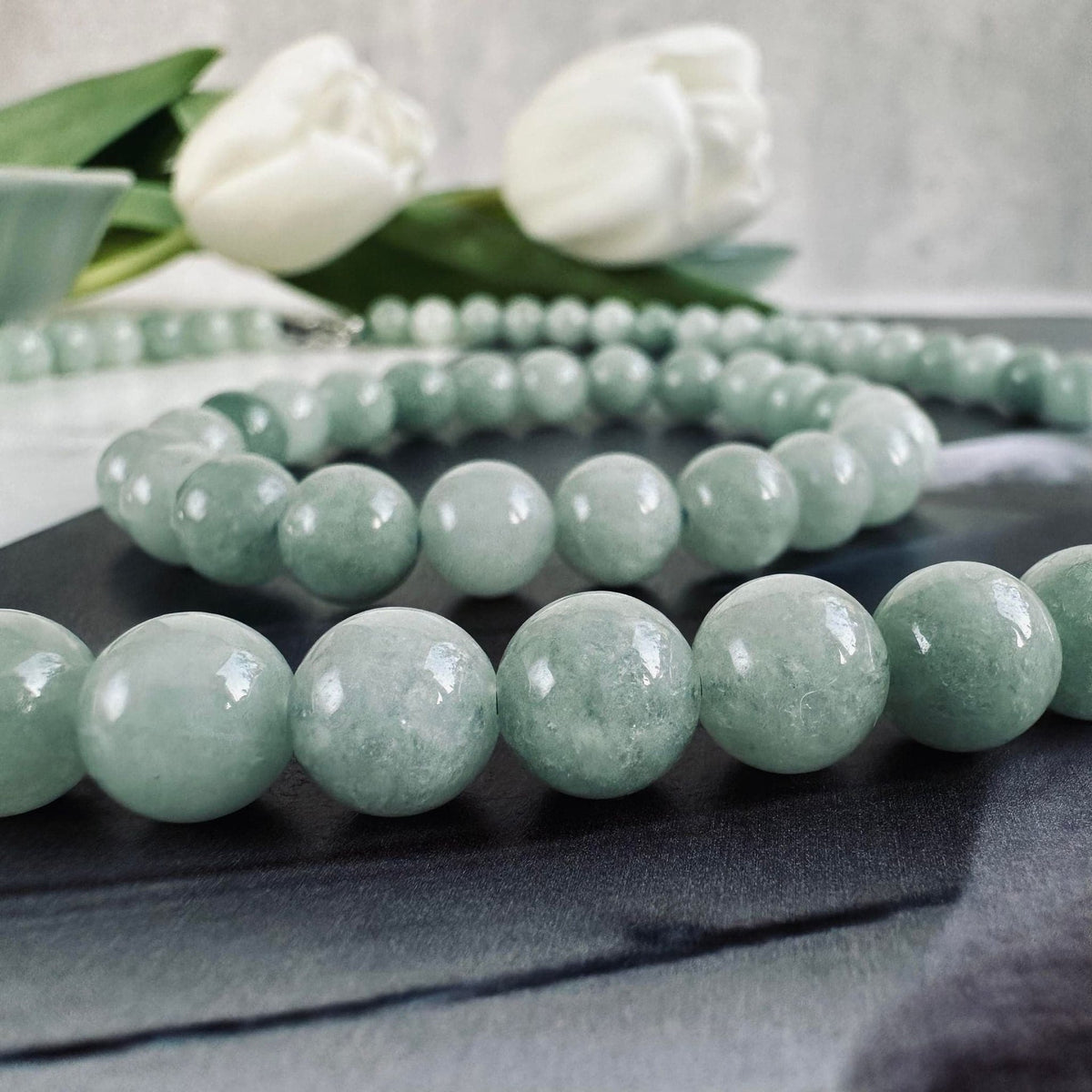 Halsband Mary Jade grönt med pärlor och elastisk knäppning