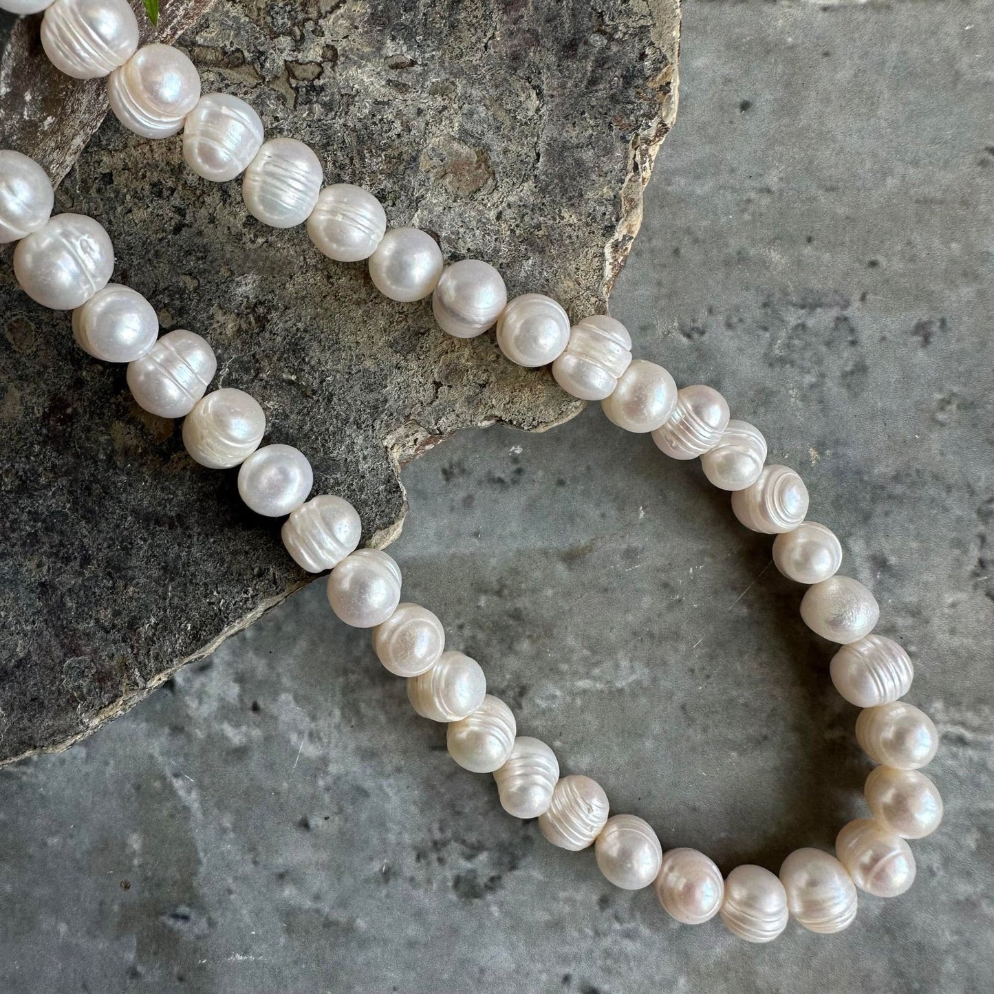 Halskæde Nadia m. store ferskvandsperler - Råhvid - VIAMAJA.DK