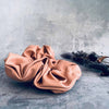 Hårelastik – Scrunchie Rose läder