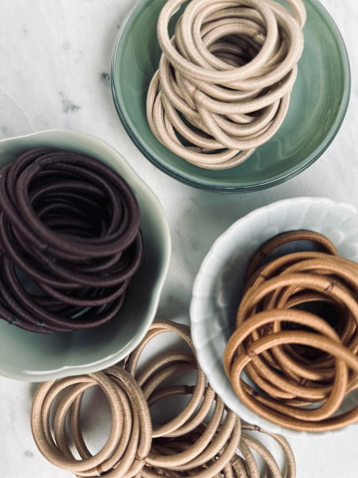 Hårelastikker bundt med 84 stk i brune nuancer - VIAMAJA.DK