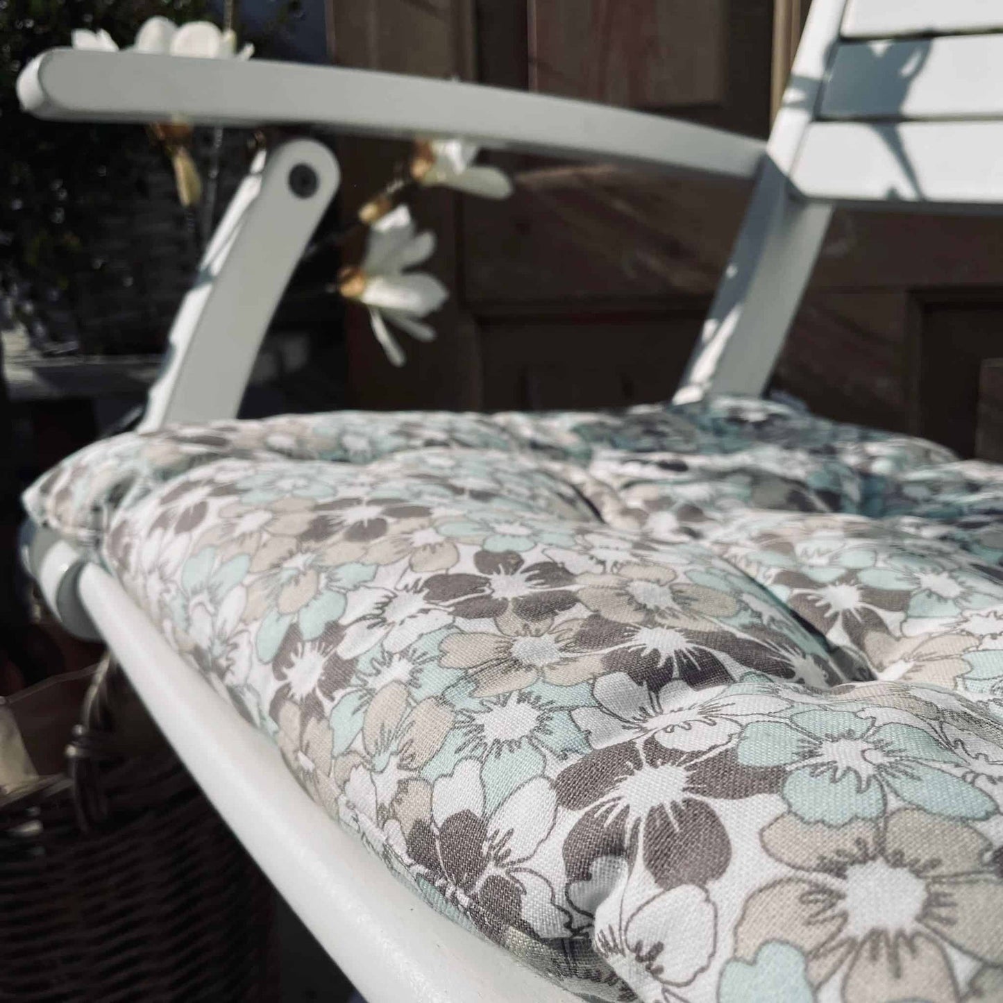 Havehynde futon – blomst lyseblå/sand – 40×40 - VIAMAJA.DK