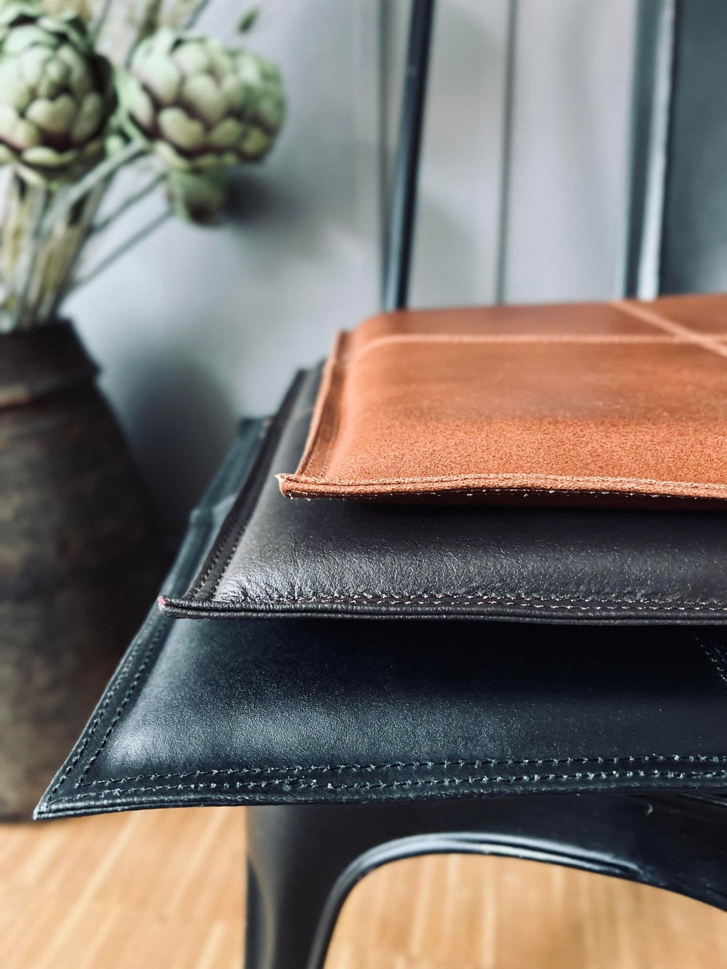 Hynde i læder - Sort 38x38cm - VIAMAJA.DK