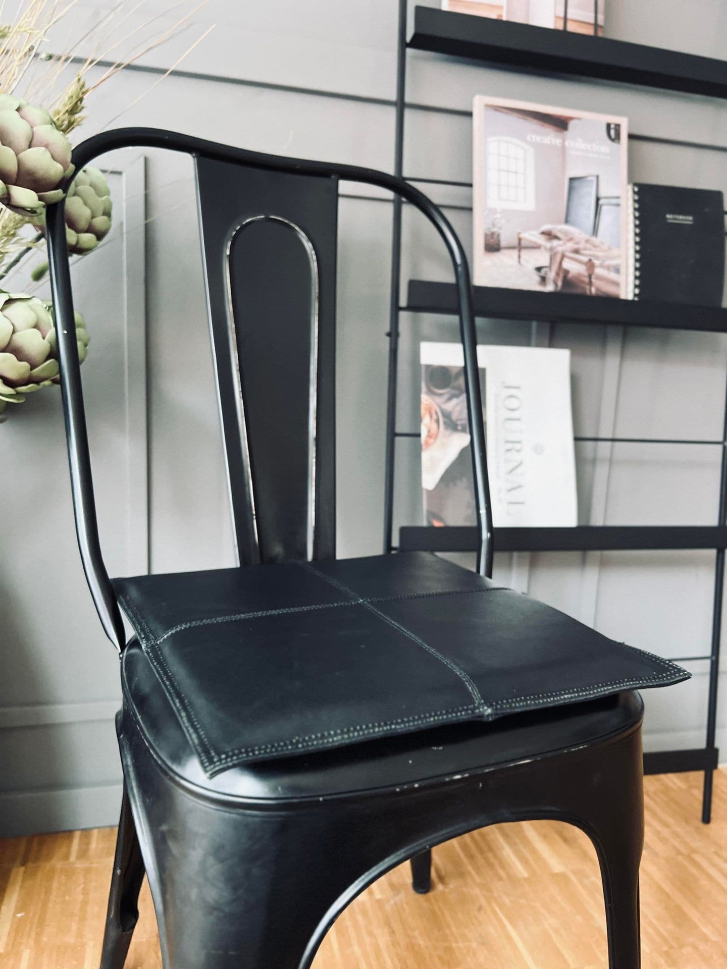 Hynde i læder - Sort 38x38cm - VIAMAJA.DK