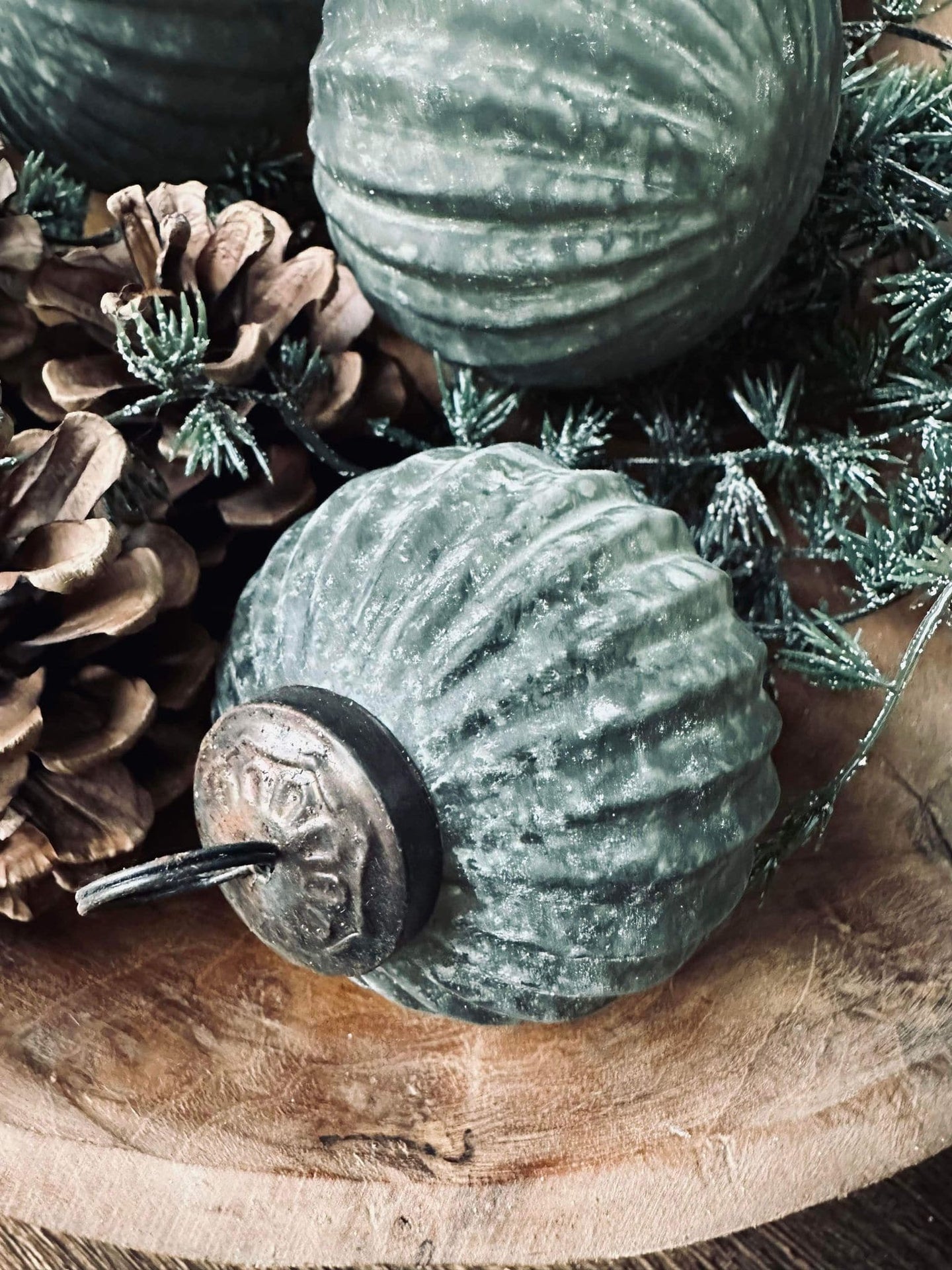 Julekugler 4 stk Mundblæst glas - Rillet grøn dia 7,5cm - VIAMAJA.DK