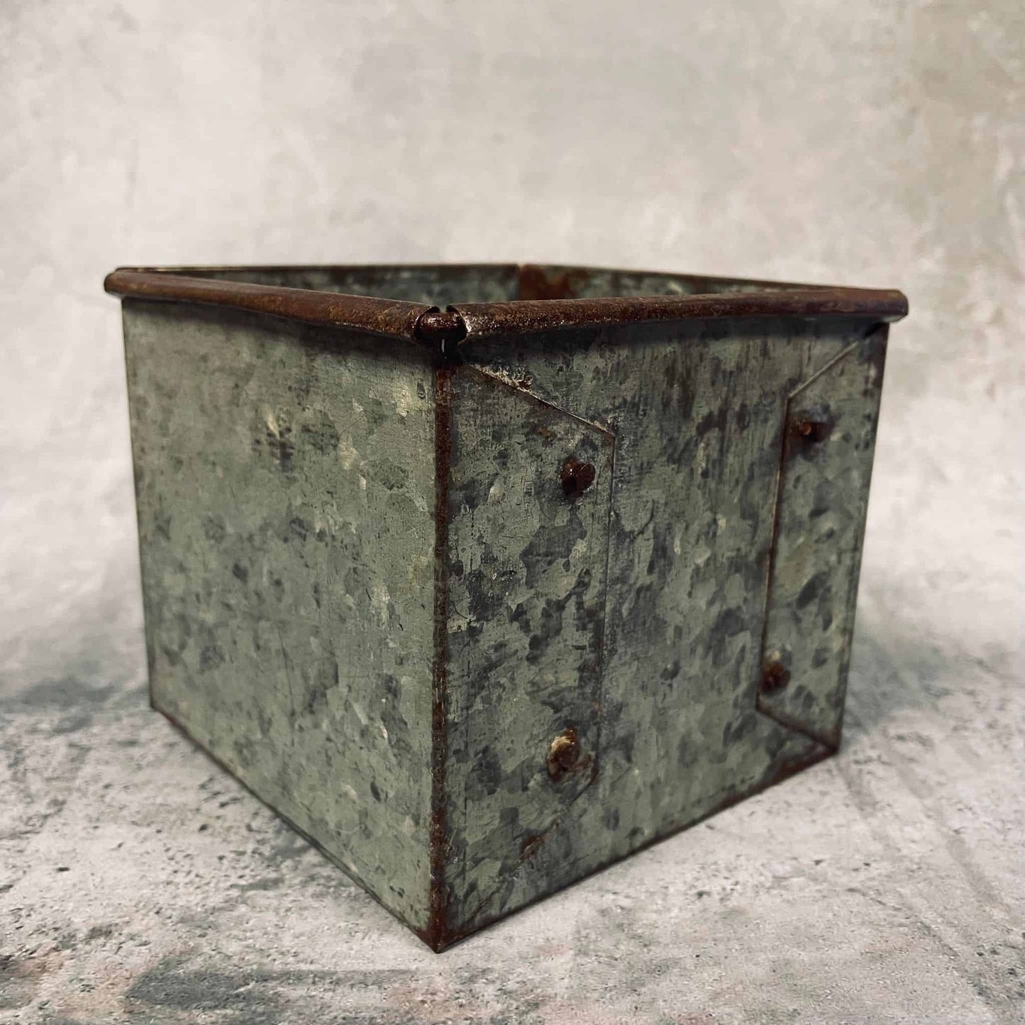 Kasse i genbrugsjern 13x13cm - VIAMAJA.DK