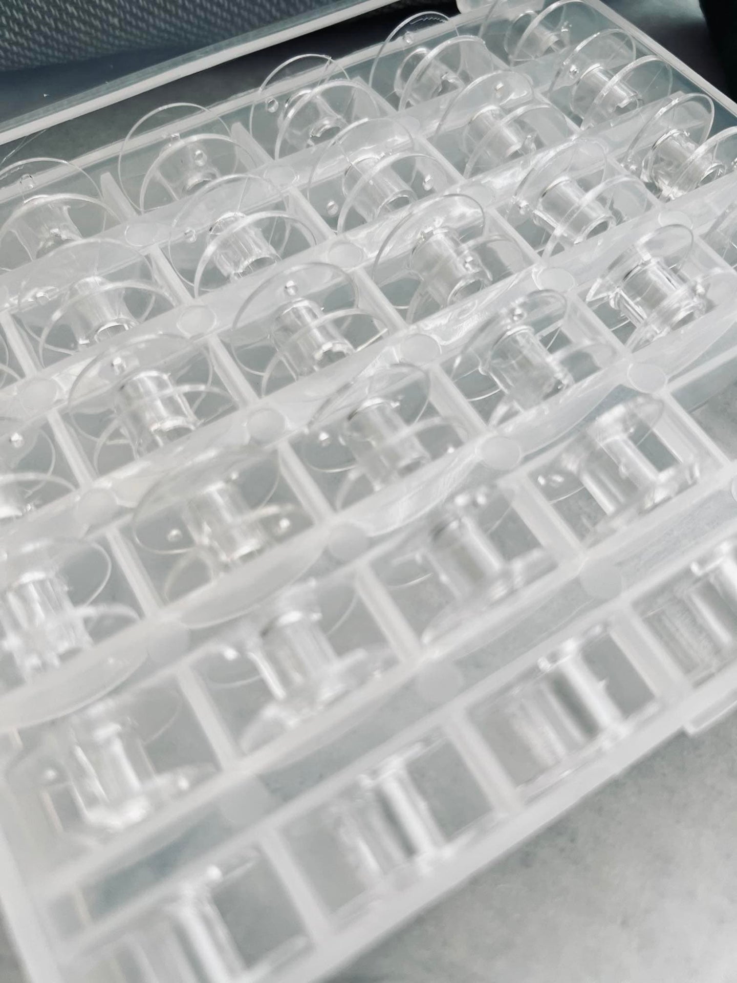 Kasse med 36 spoler - VIAMAJA.DK