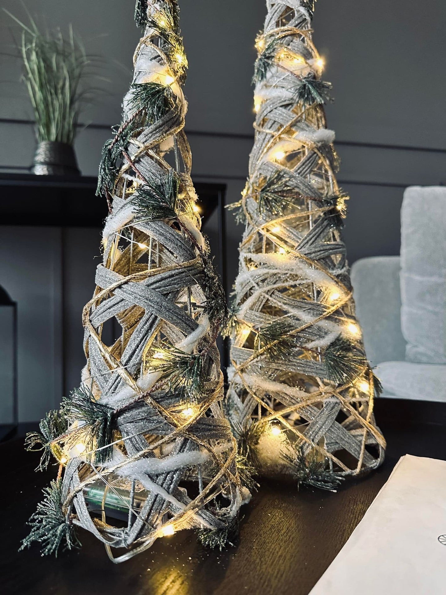 Kegle med LED lys og gran - H 40cm - VIAMAJA.DK