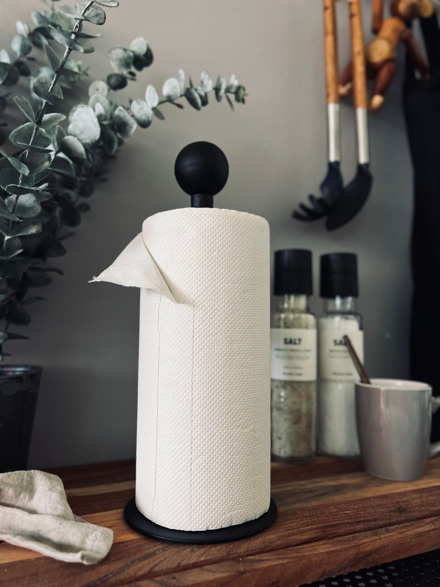 Køkkenrulleholder i sort jern - VIAMAJA.DK