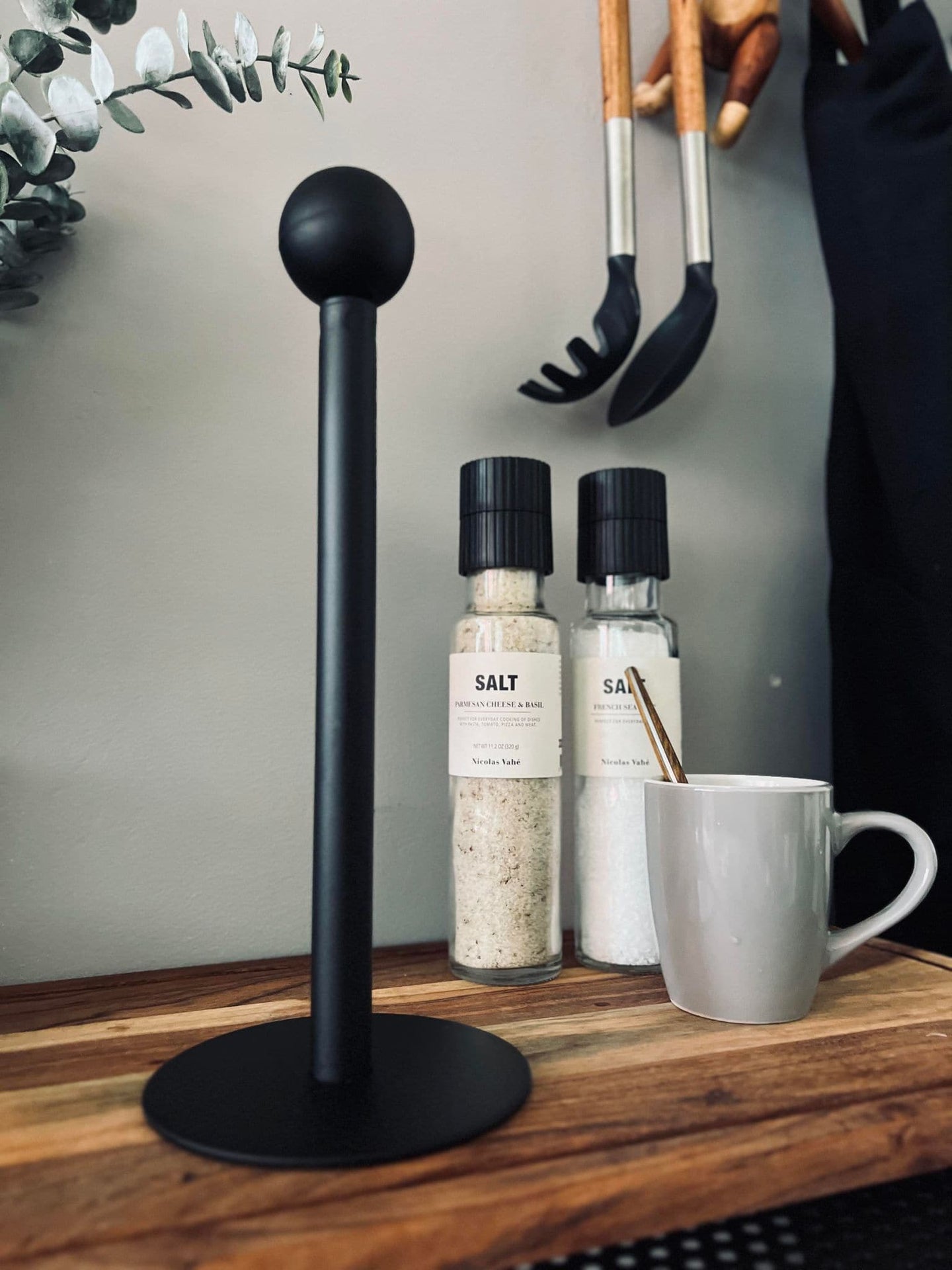 Køkkenrulleholder i sort jern - VIAMAJA.DK