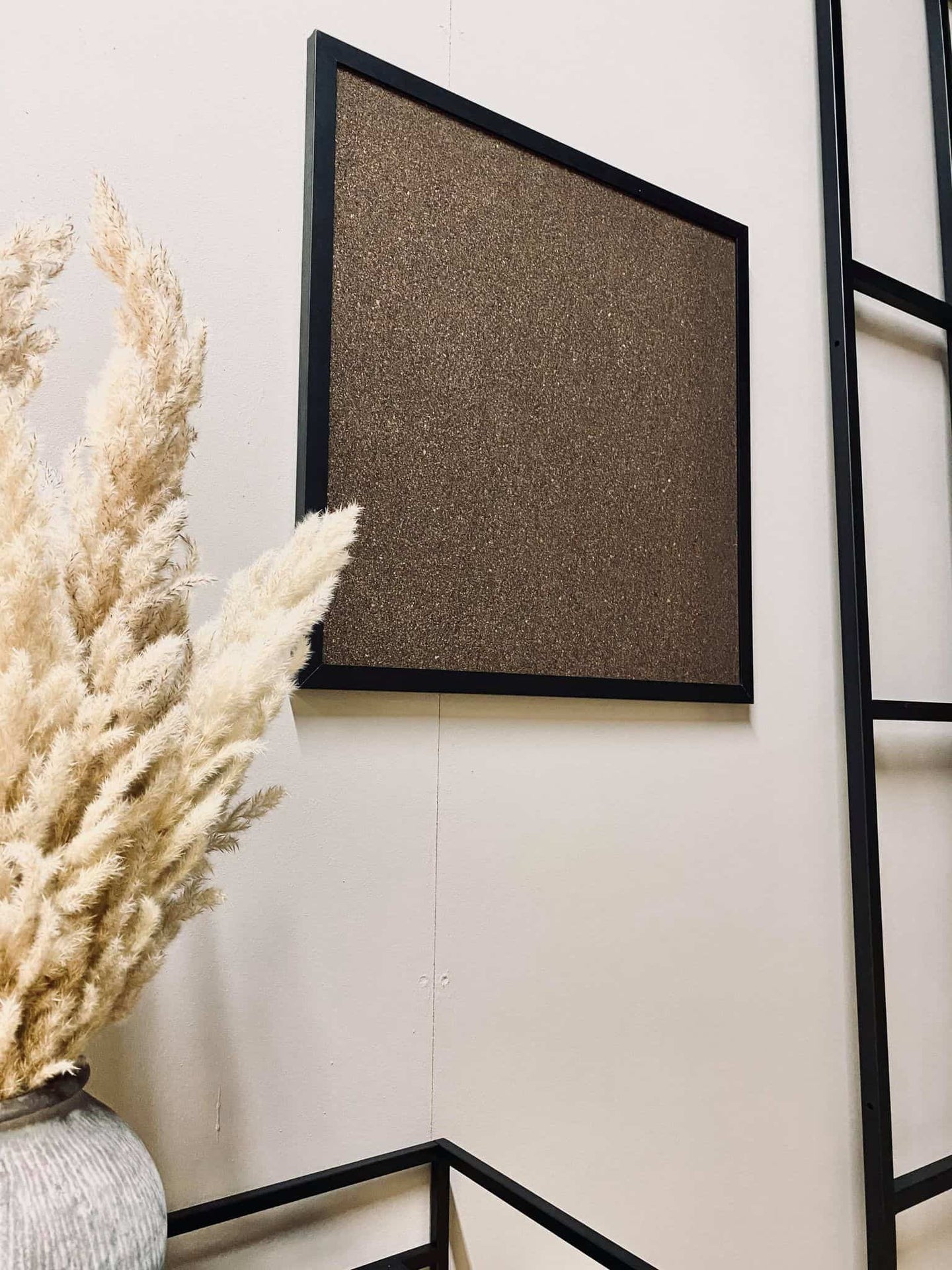 Kork opslagstavle med sort ramme – 60x60cm - VIAMAJA.DK