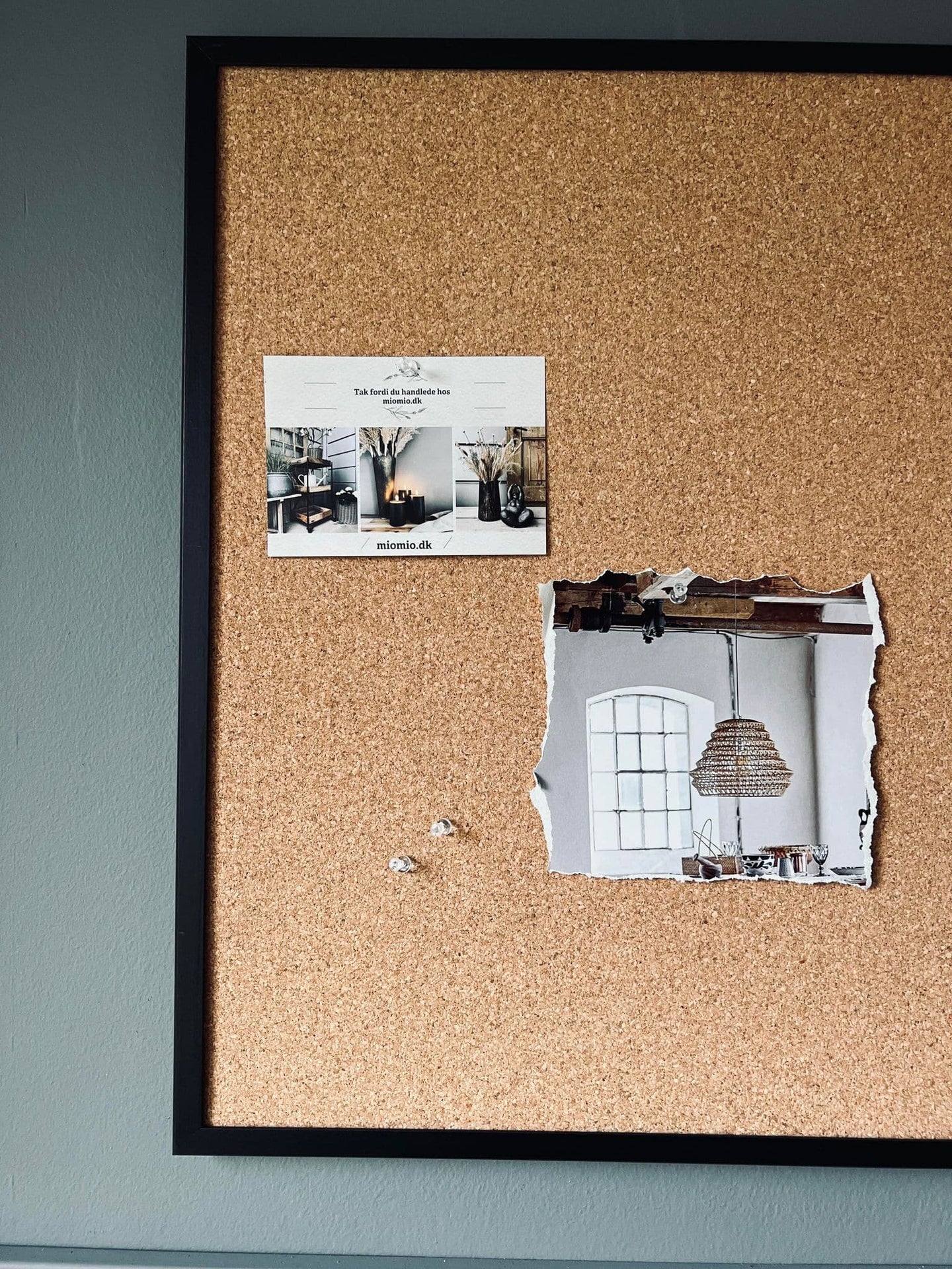 Kork opslagstavle - Sort ramme 40x60 cm - VIAMAJA.DK