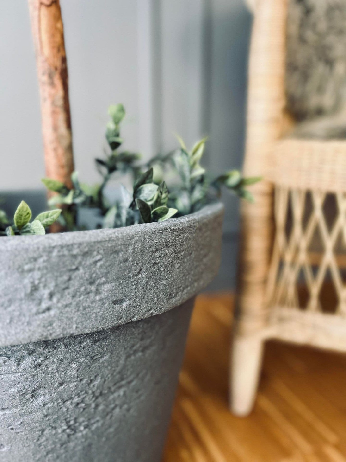 Krukke i plast - Lys grå med bred kant - VIAMAJA.DK