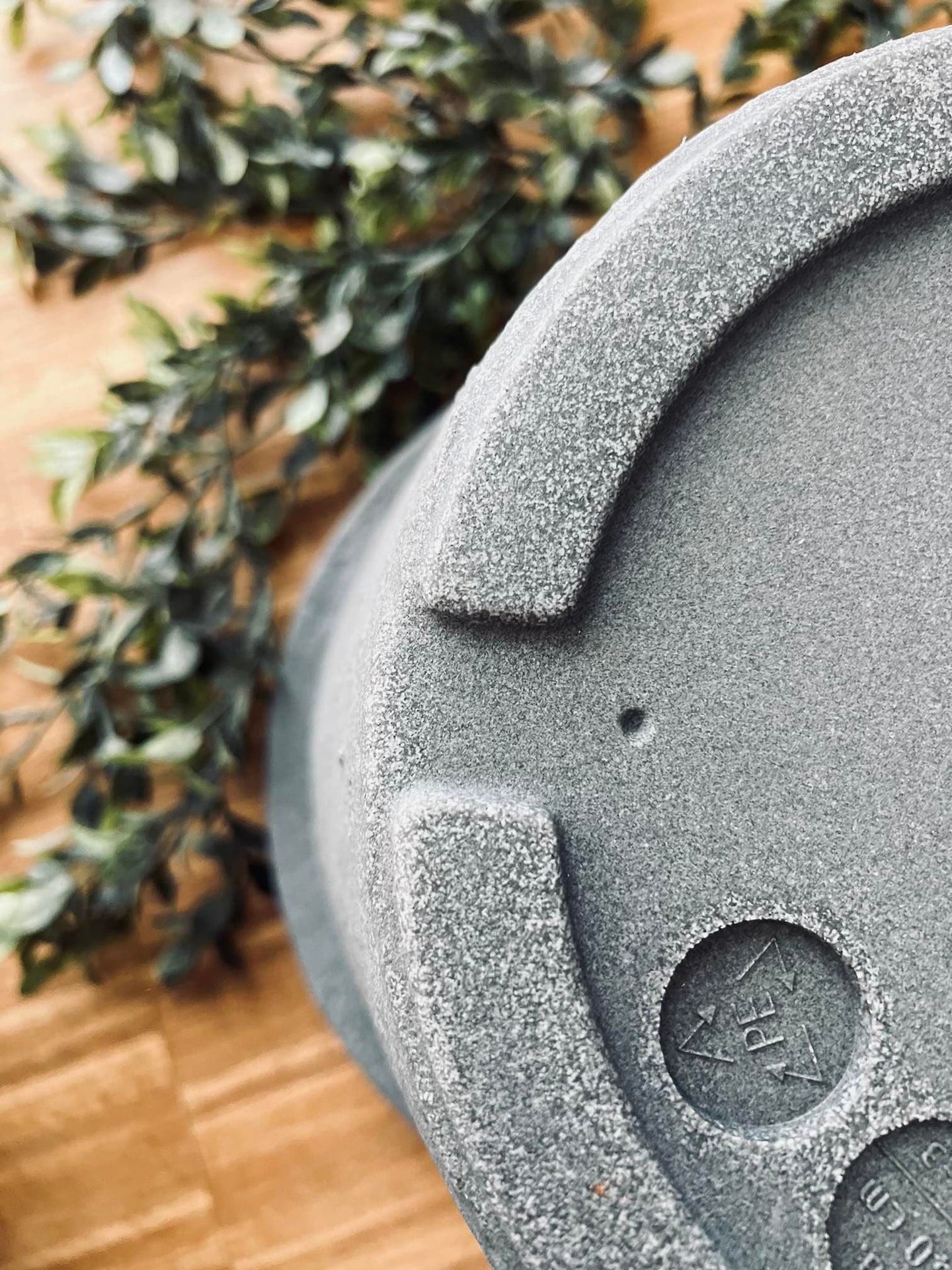 Krukke i plast - Lys grå med bred kant - VIAMAJA.DK