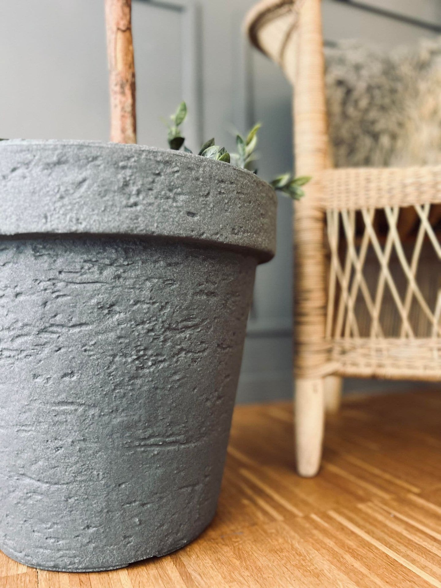 Krukke i plast - Lys grå med bred kant - VIAMAJA.DK