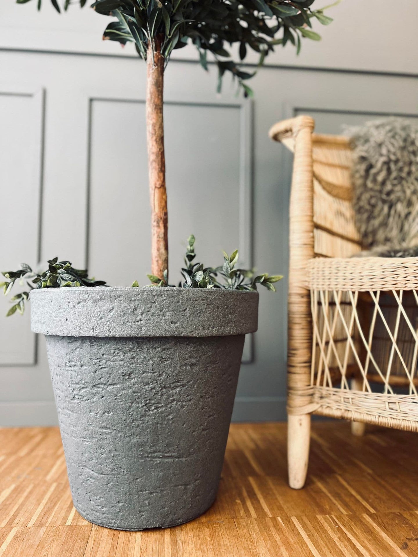 Krukke i plast - Lys grå med bred kant - VIAMAJA.DK