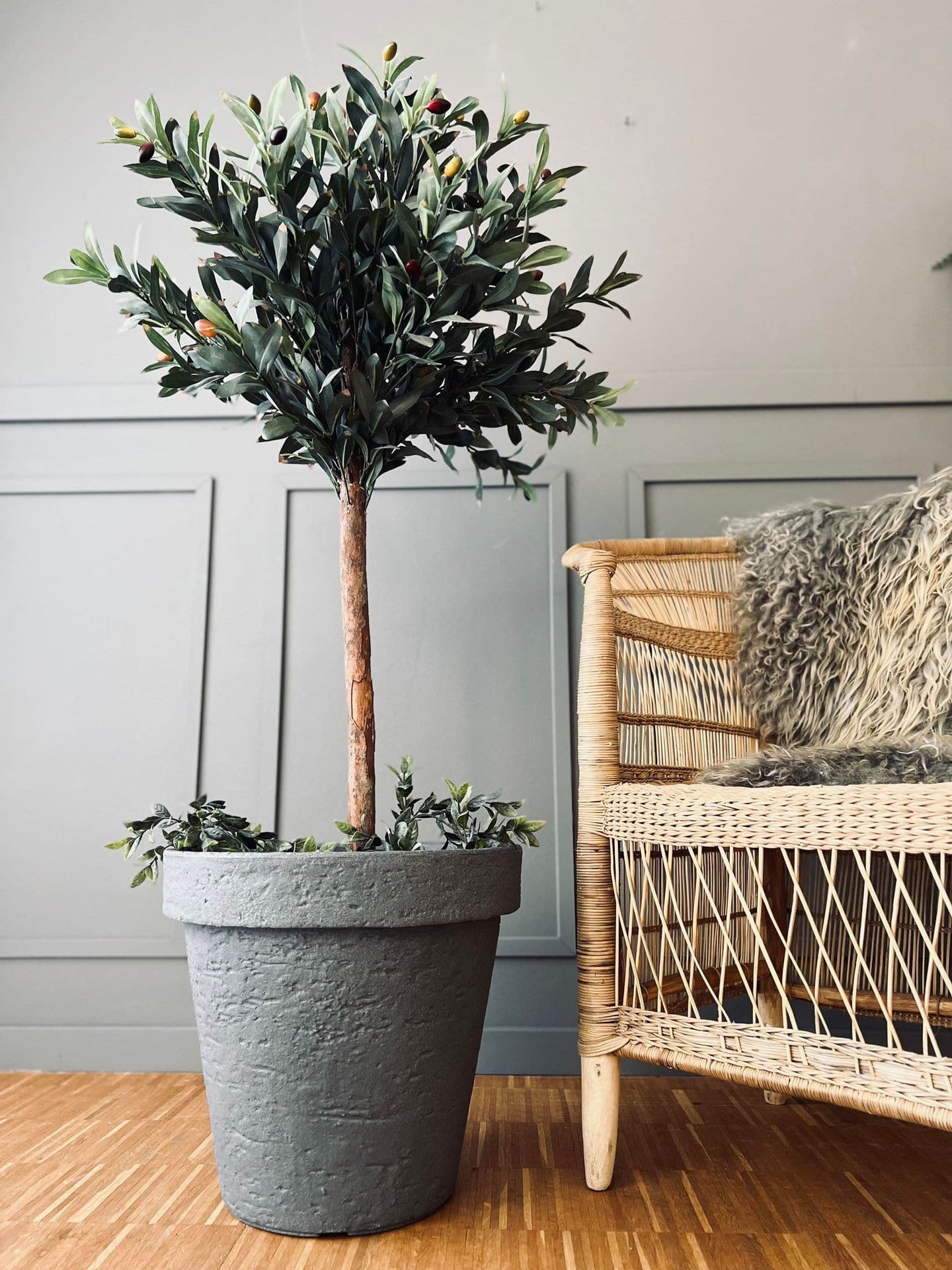 Krukke i plast - Lys grå med bred kant - VIAMAJA.DK