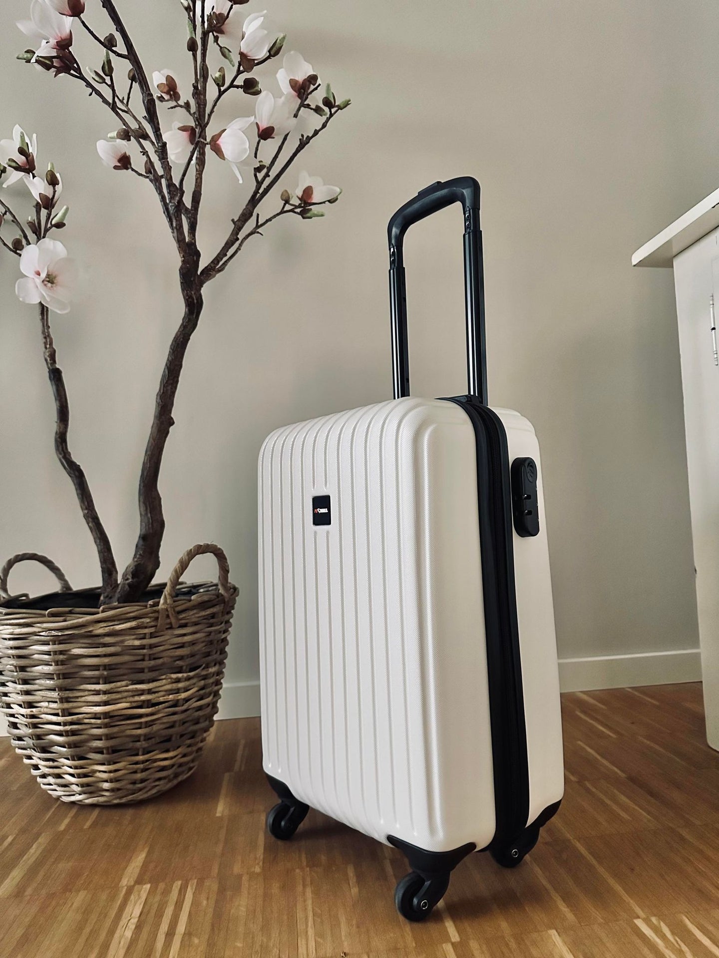 Kuffert letvægt White – Kabine godkendt - VIAMAJA.DK