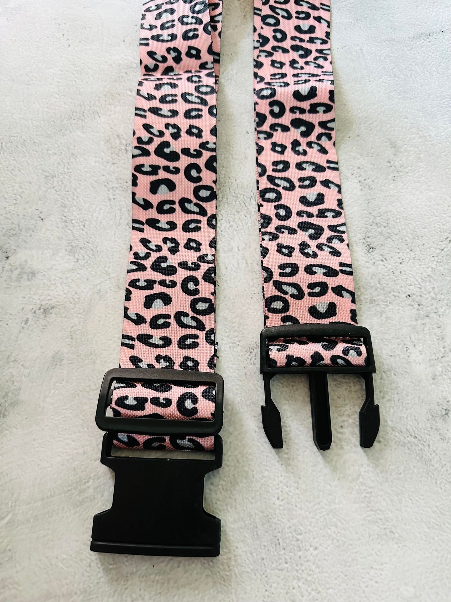 Kuffertbånd – Pink leopard - VIAMAJA.DK