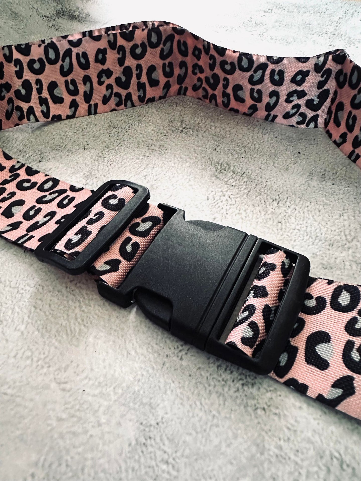 Kuffertbånd – Pink leopard - VIAMAJA.DK