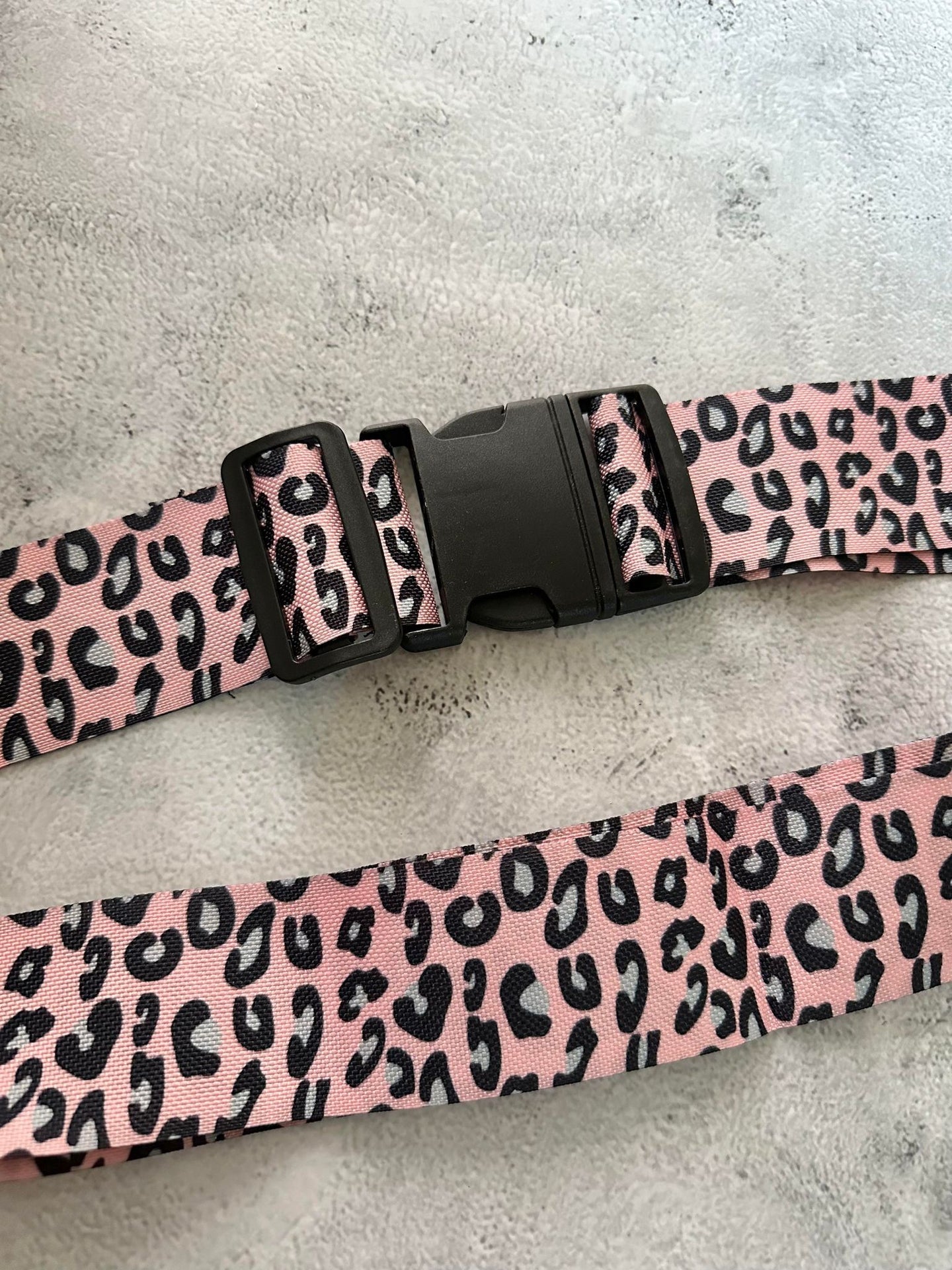 Kuffertbånd – Pink leopard - VIAMAJA.DK