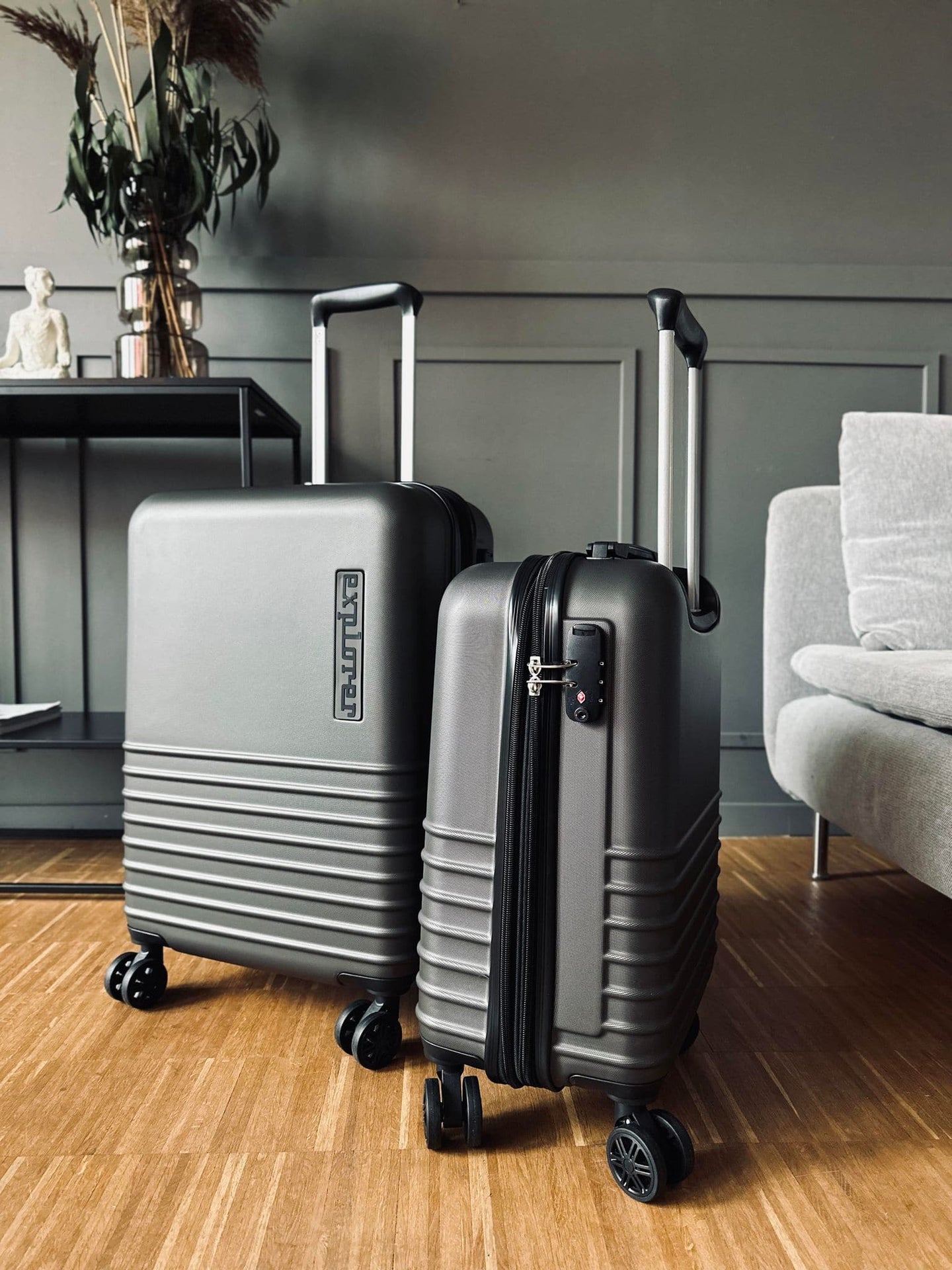 Kuffertsæt af 2 størrelser - Mørkgrå letvægt - VIAMAJA.DK