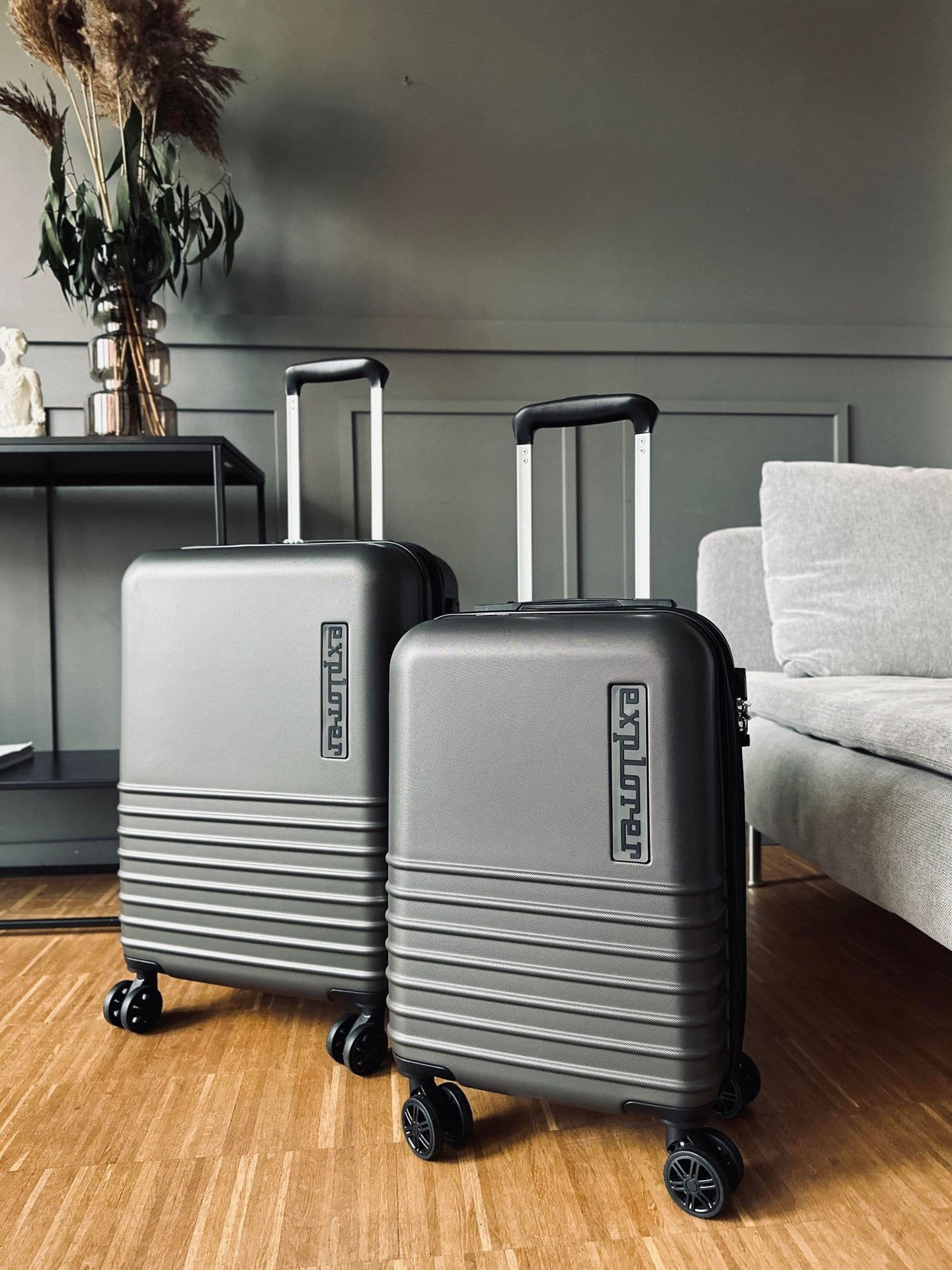 Kuffertsæt af 2 størrelser - Mørkgrå letvægt - VIAMAJA.DK