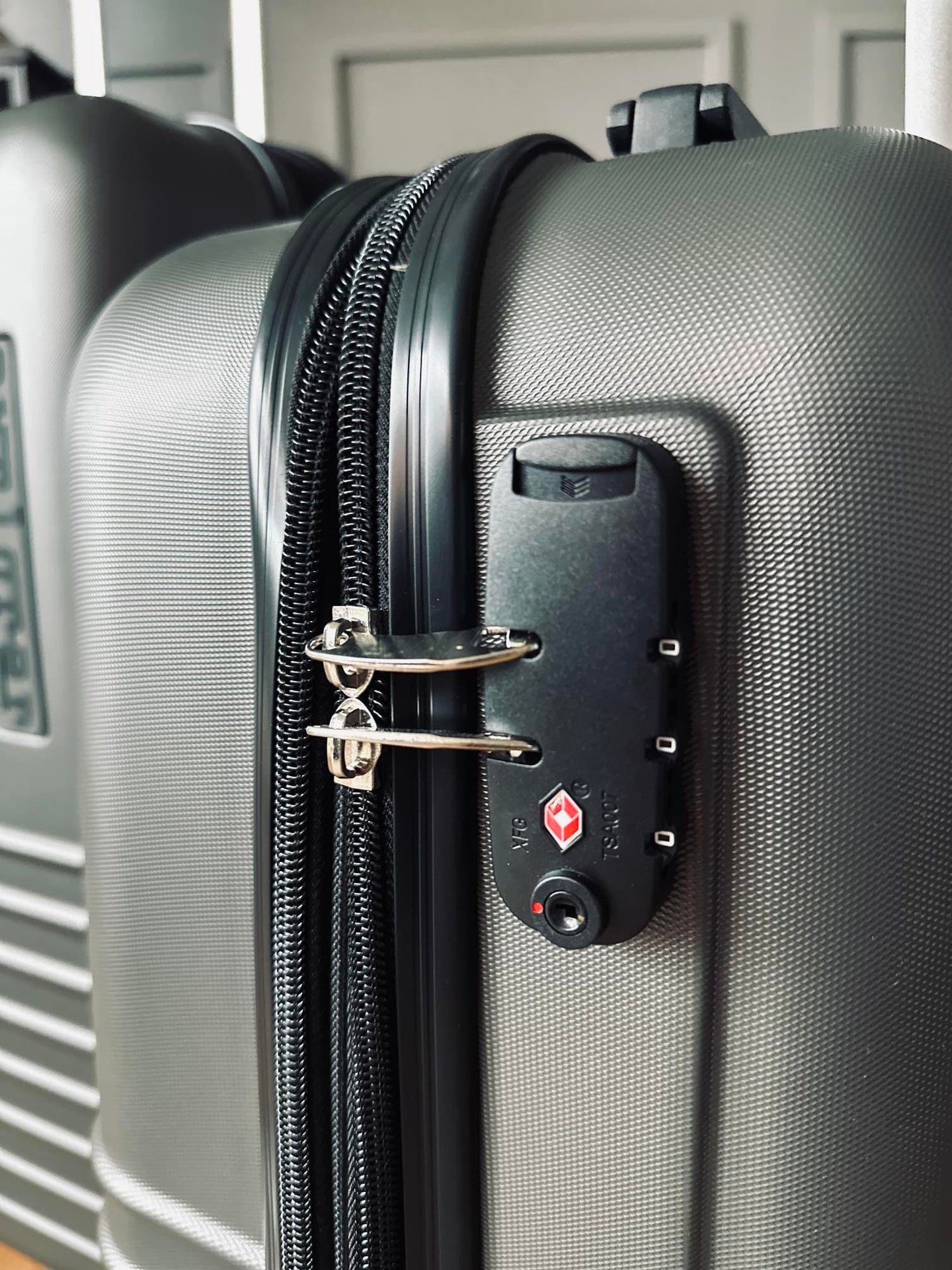 Kuffertsæt af 2 størrelser - Mørkgrå letvægt - VIAMAJA.DK