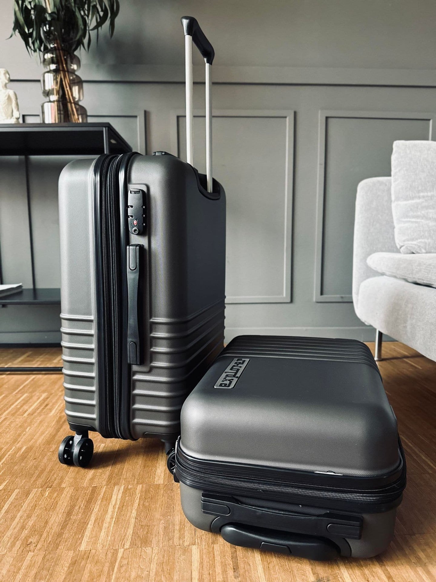 Kuffertsæt af 2 størrelser - Mørkgrå letvægt - VIAMAJA.DK