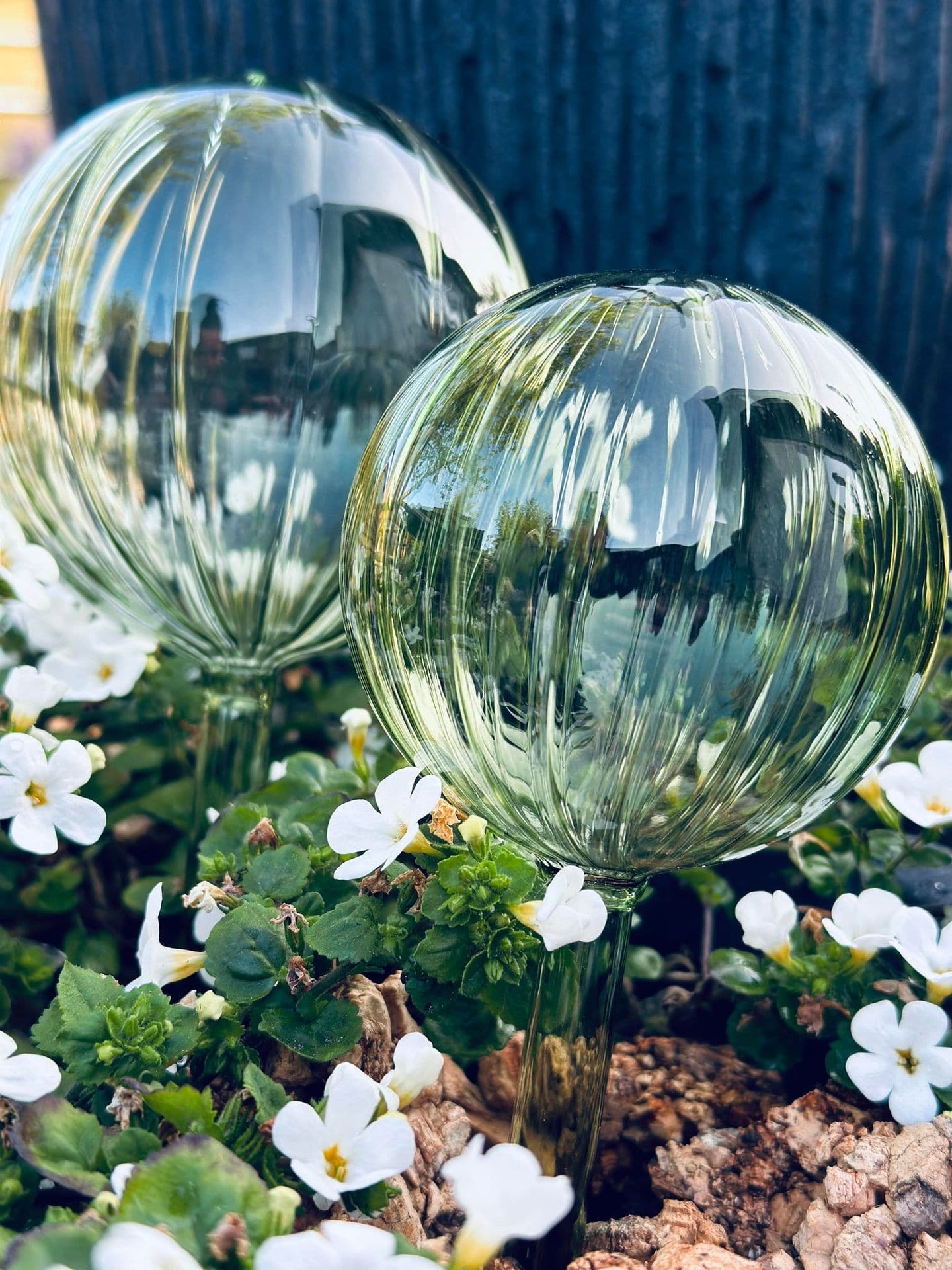 Kugler i grøn glas - Sæt af 2 stk til vanding af blomster - VIAMAJA.DK