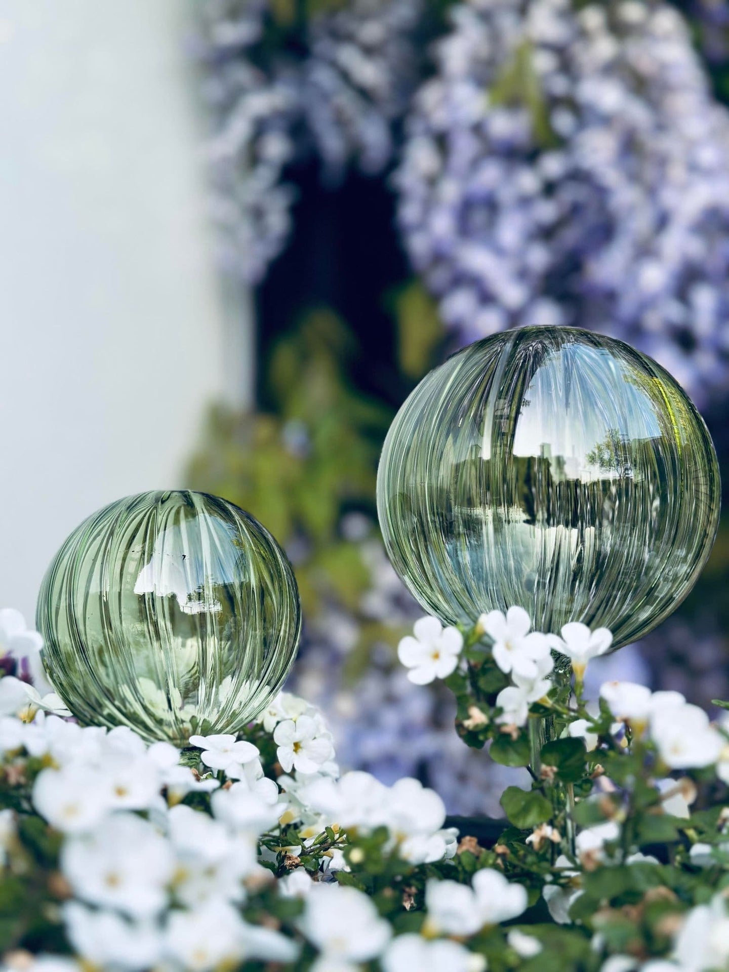 Kugler i grøn glas - Sæt af 2 stk til vanding af blomster - VIAMAJA.DK