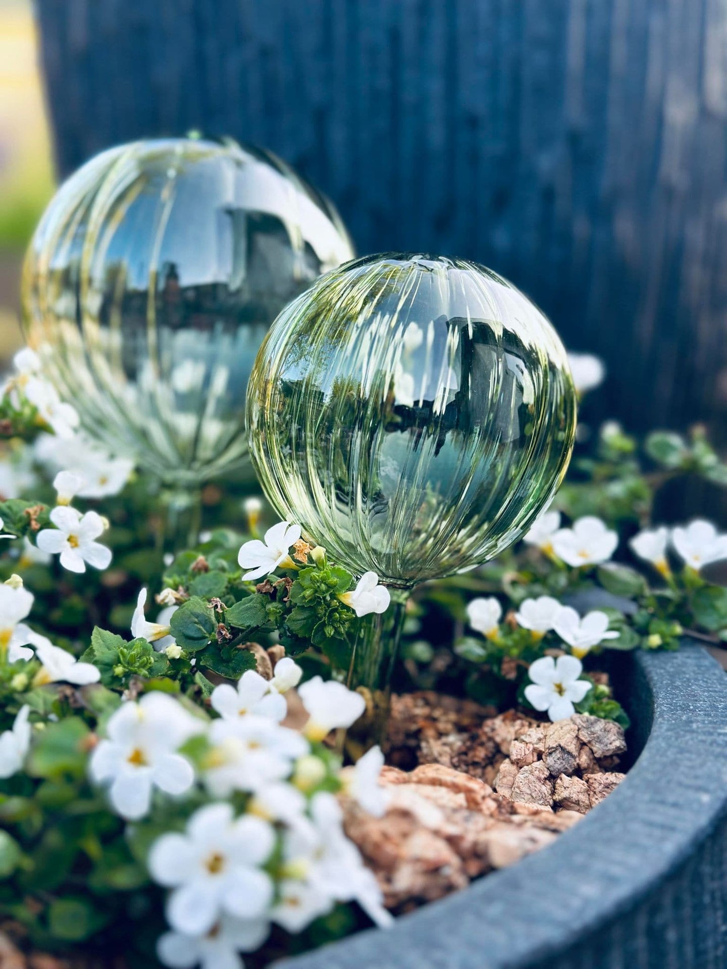 Kugler i grøn glas - Sæt af 2 stk til vanding af blomster - VIAMAJA.DK