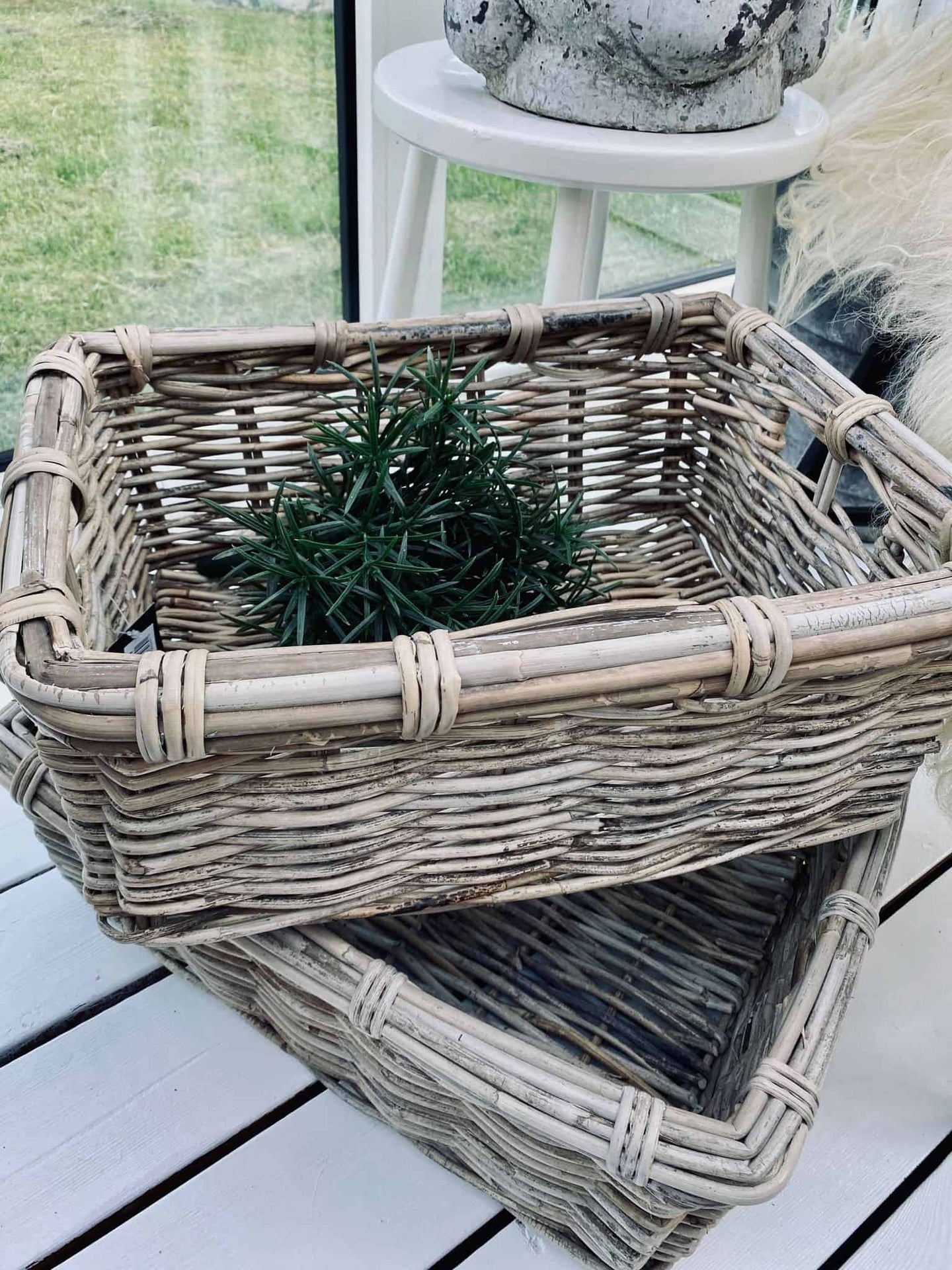 Kurv / kasse i kraftig rattan – Stor - VIAMAJA.DK