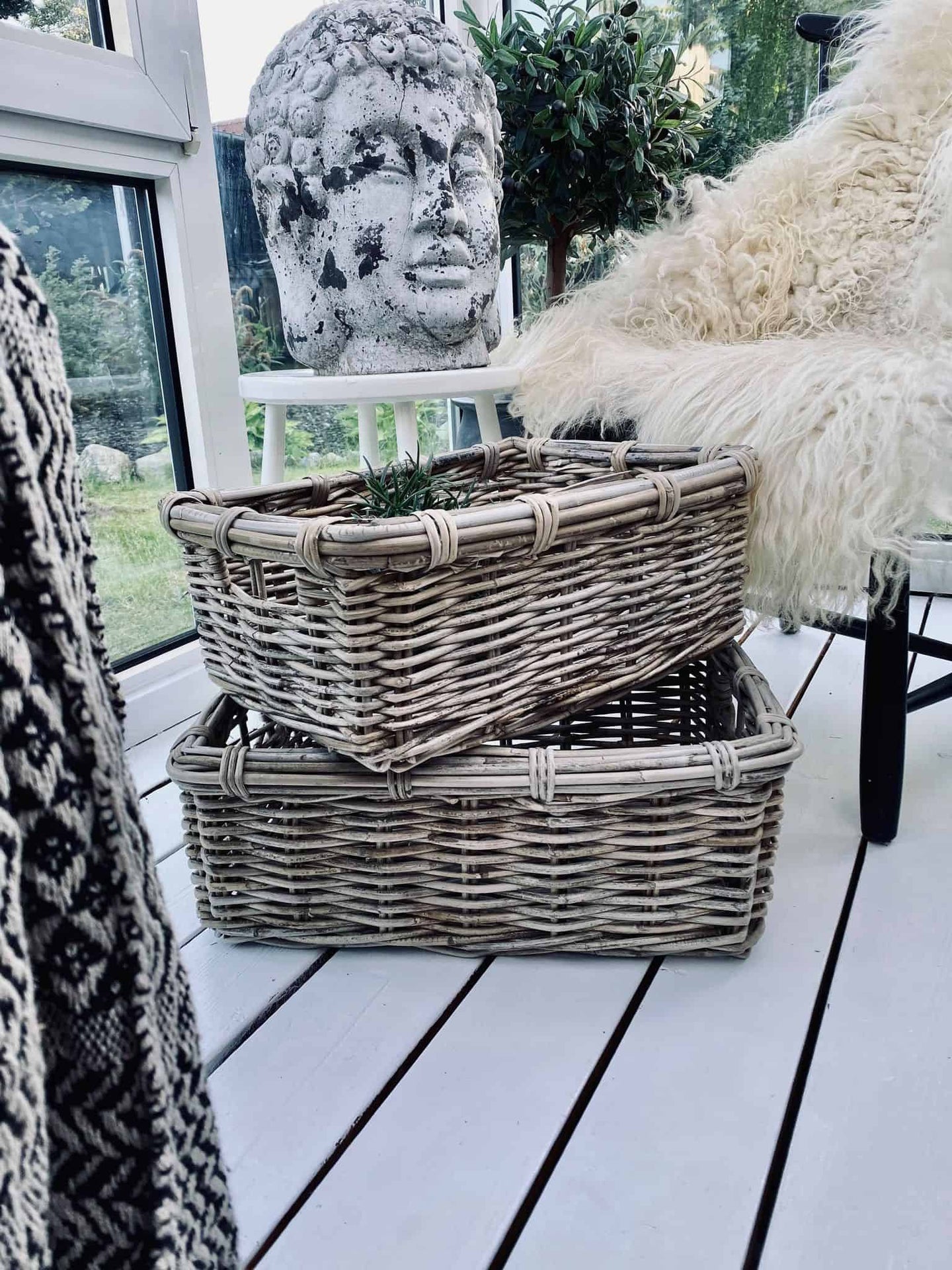 Kurv / kasse i kraftig rattan – Stor - VIAMAJA.DK