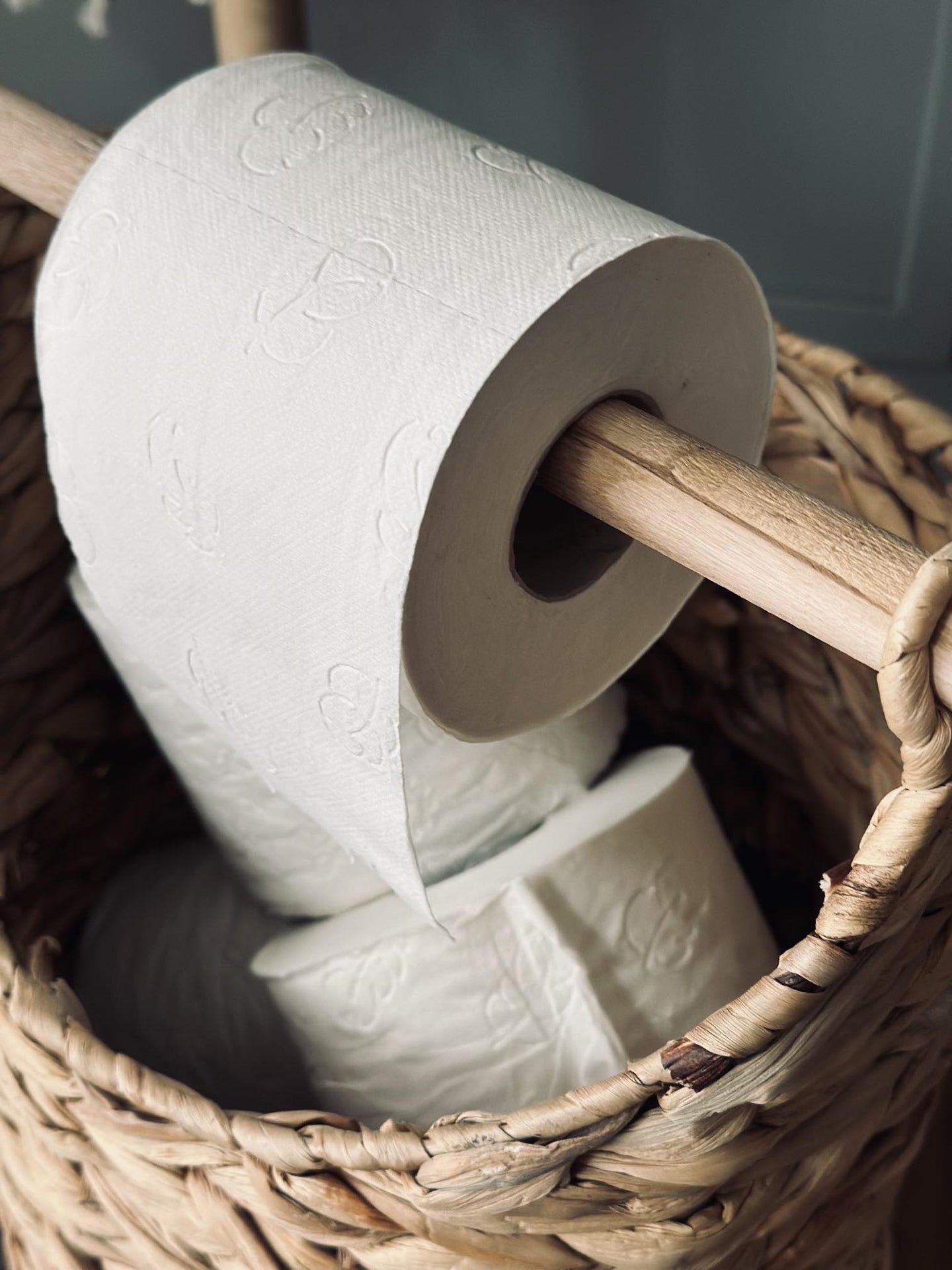 Kurv m. toiletpapirholder – Lys Natur - VIAMAJA.DK